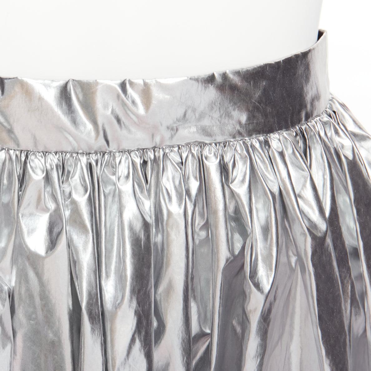 ALEXANDER MCQUEEN 2022 metallic silver foil flared knee length circle skirt IT36 XXS
Reference: AAWC/A00849
Brand: Alexander McQueen
Designer: Sarah Burton
Collection: 2022
Material: Polyester
Color: Silver
Pattern: Solid
Closure: Zip
Lining: Black