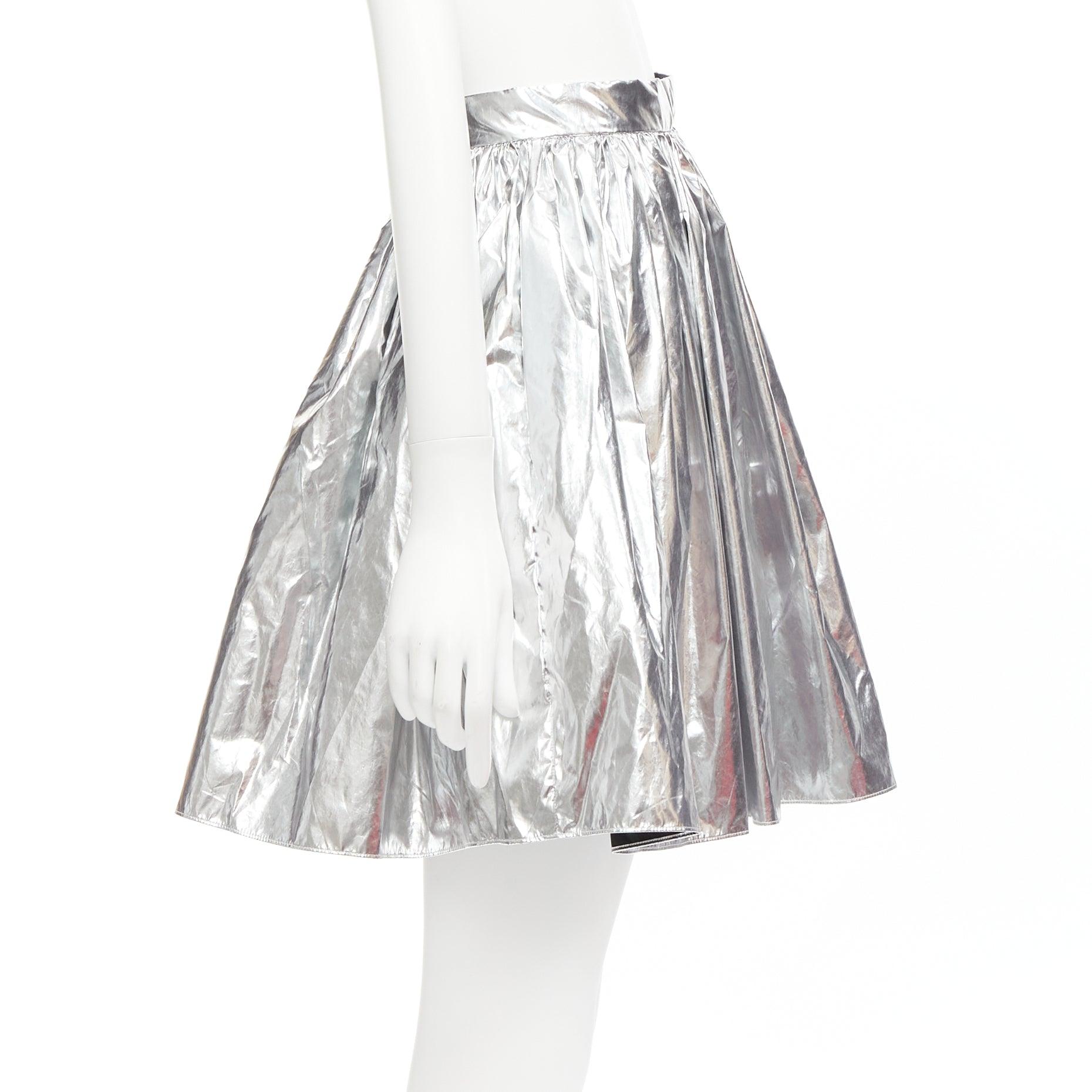 ALEXANDER MCQUEEN 2022 Silber foil ausgestellter knielanger Kreisrock IT36 XXS Damen im Angebot