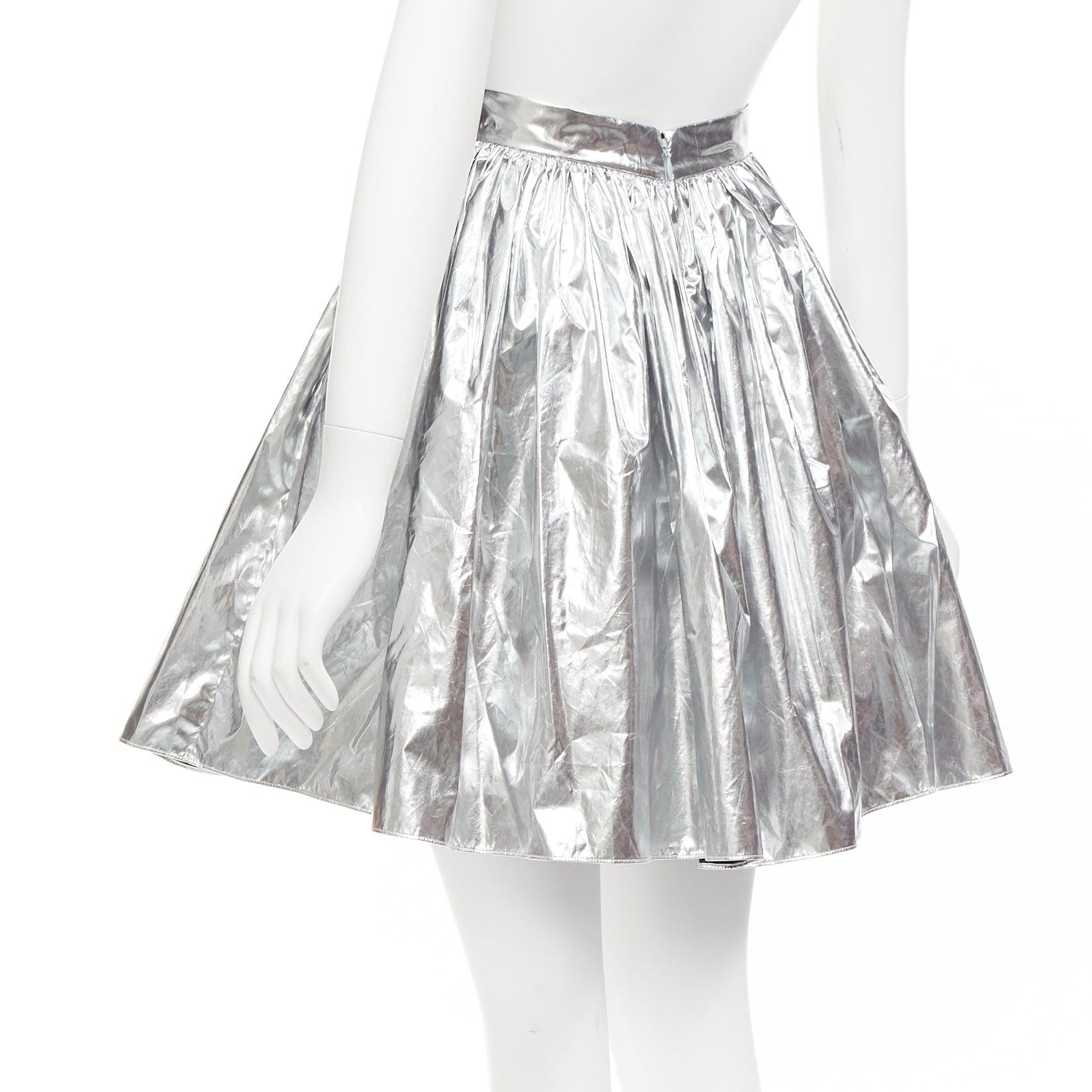 Alexander McQueen 2022 gonna svasata al ginocchio in lamina d'argento IT36 XXS in vendita 1
