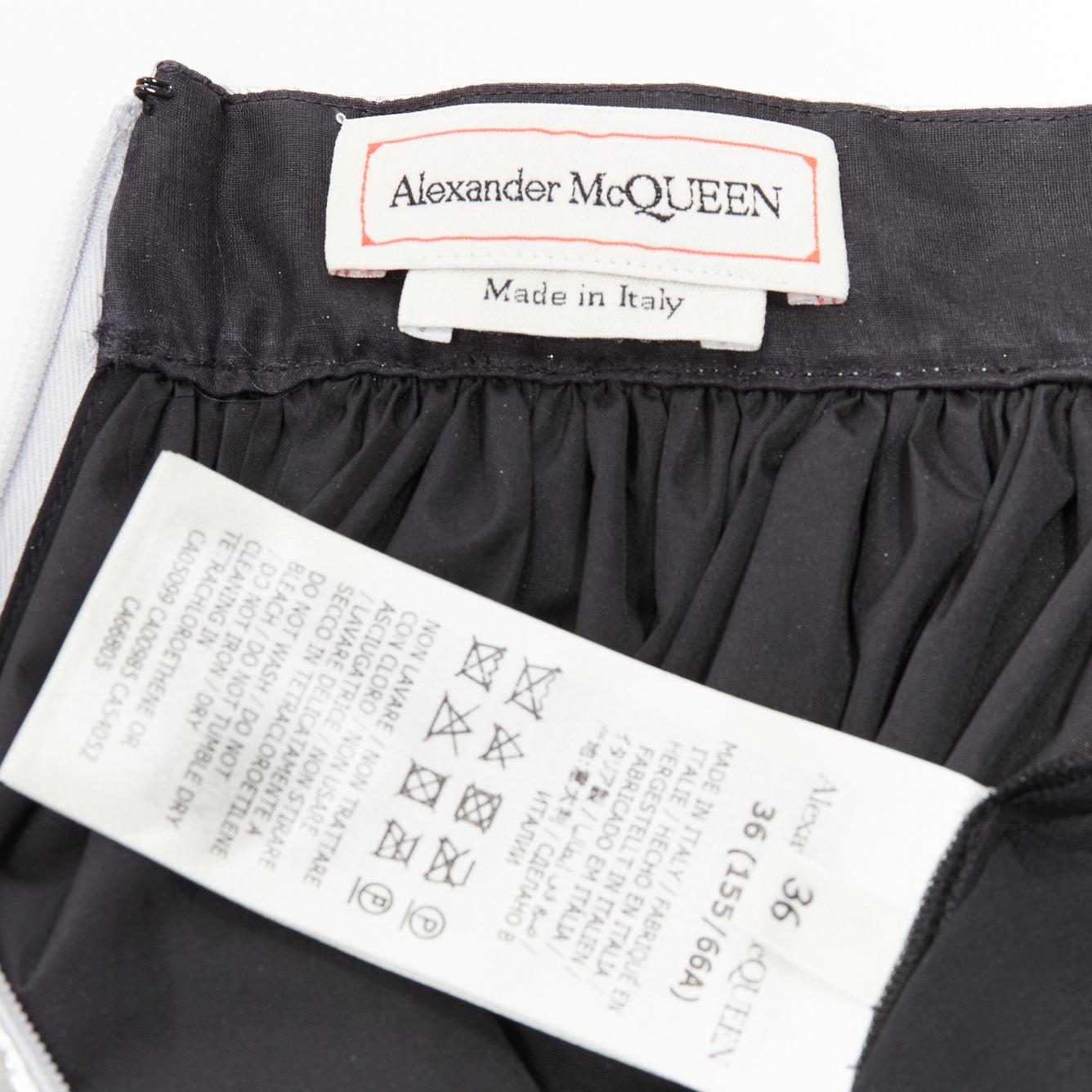 Alexander McQueen 2022 gonna svasata al ginocchio in lamina d'argento IT36 XXS in vendita 3