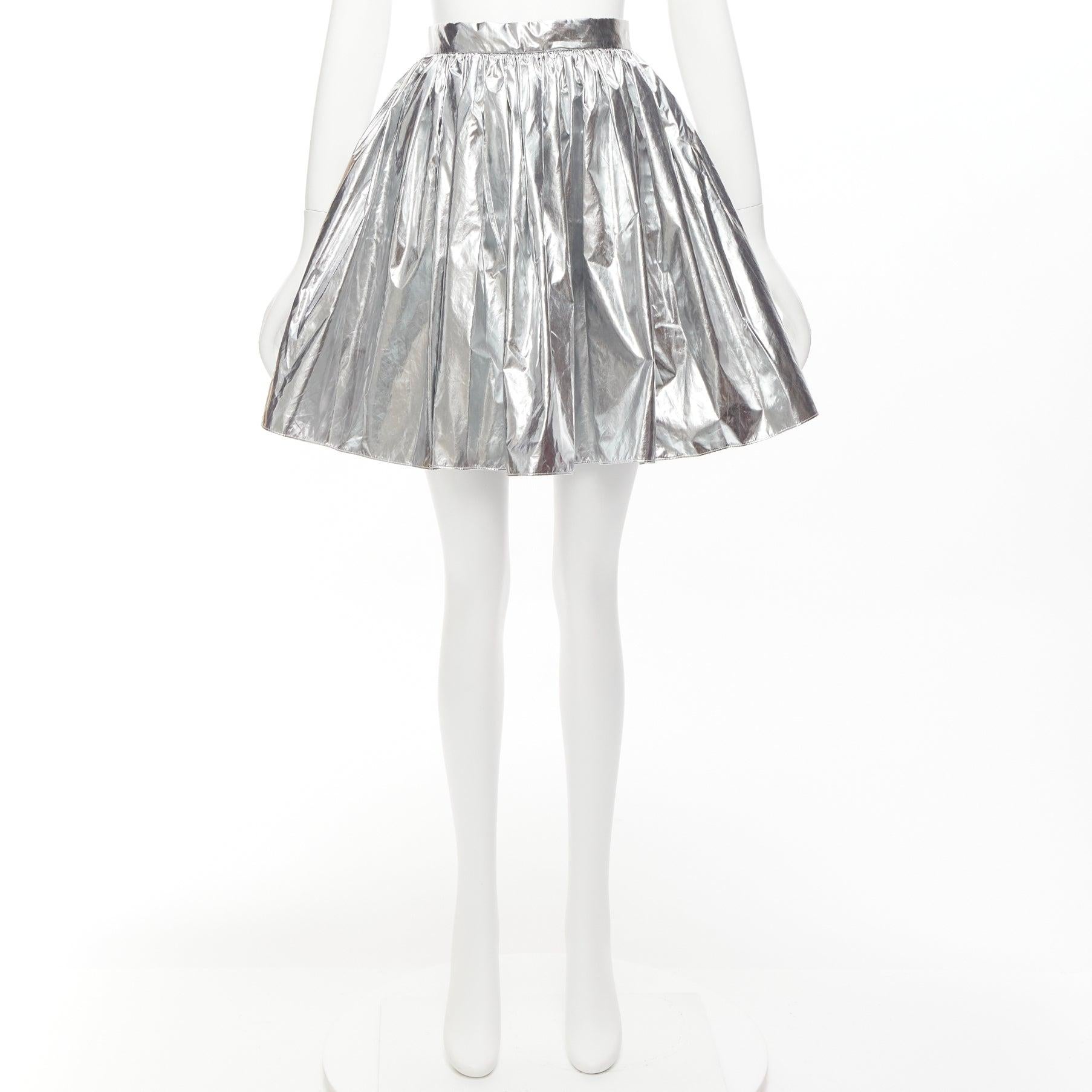 Alexander McQueen 2022 gonna svasata al ginocchio in lamina d'argento IT36 XXS in vendita 4