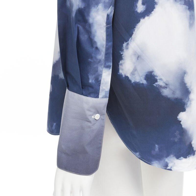 ALEXANDER McQueen 2022 Camicia con polsino in cotone blu nuvola IT38 XS
Riferimento: AAWC/A00349
Marchio: Alexander McQueen
Designer: Sarah Burton
Collezione: 2022
Materiale: Cotone
Colore: blu, bianco
Modello: Stampa fotografica
Chiusura: