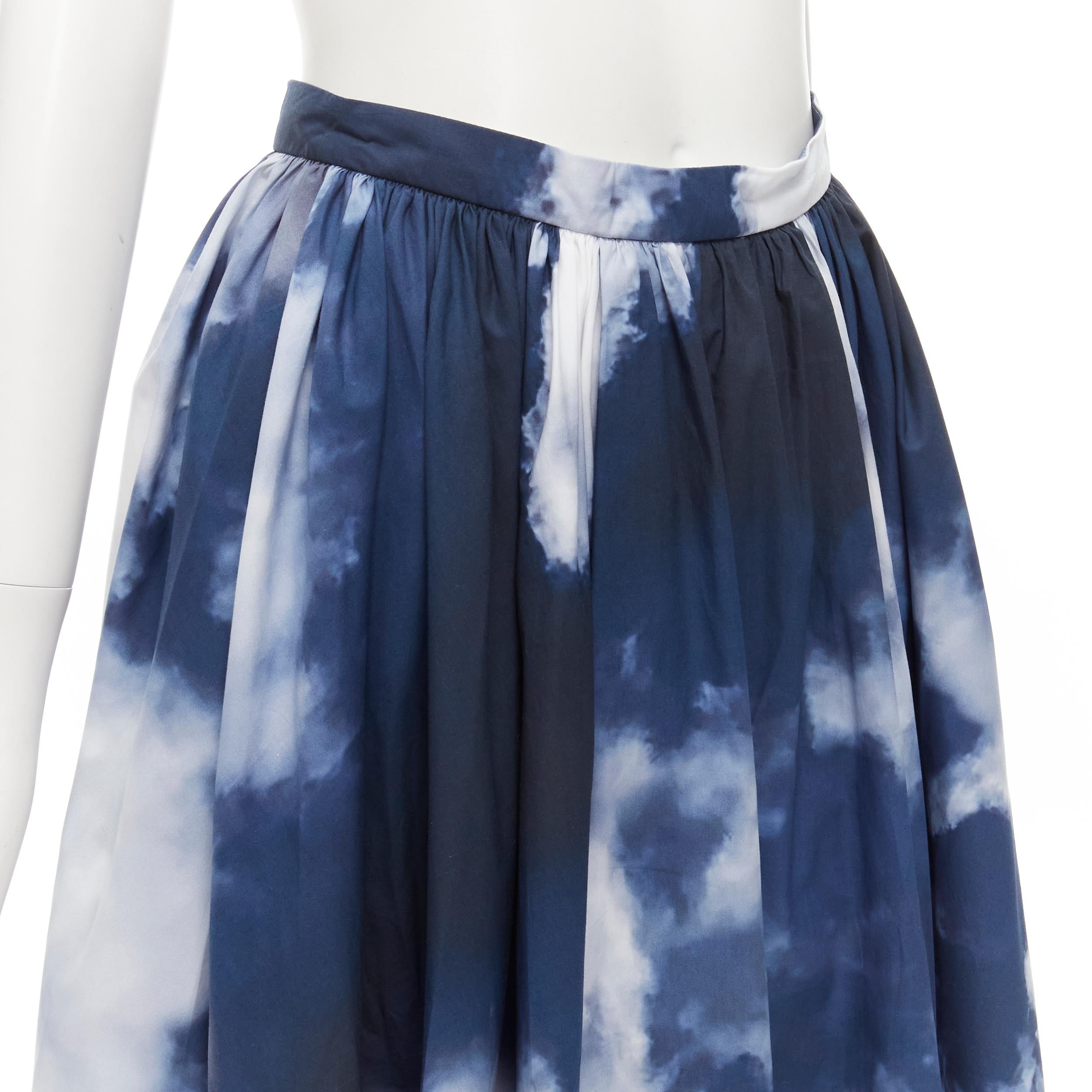 ALEXANDER McQueen 2022 Gonna svasata a ruota in bianco e blu cielo IT38 XS
Riferimento: AAWC/A00352
Marchio: Alexander McQueen
Designer: Sarah Burton
Collezione: 2022 Sky
Materiale: Cotone
Colore: blu, bianco
Modello: Stampa fotografica
Chiusura: