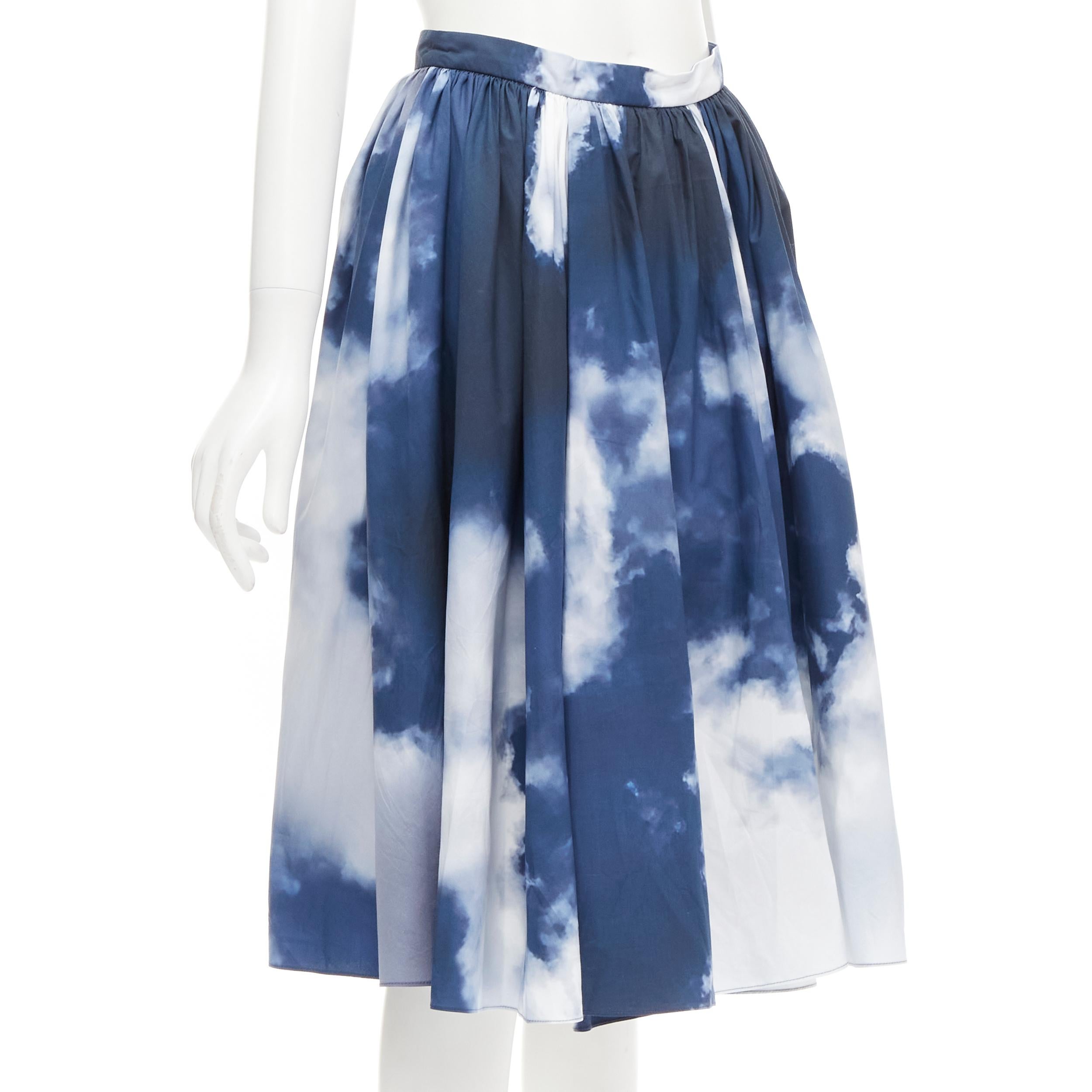 Blu ALEXANDER McQueen 2022 Gonna svasata a ruota in bianco e blu cielo IT38 XS in vendita