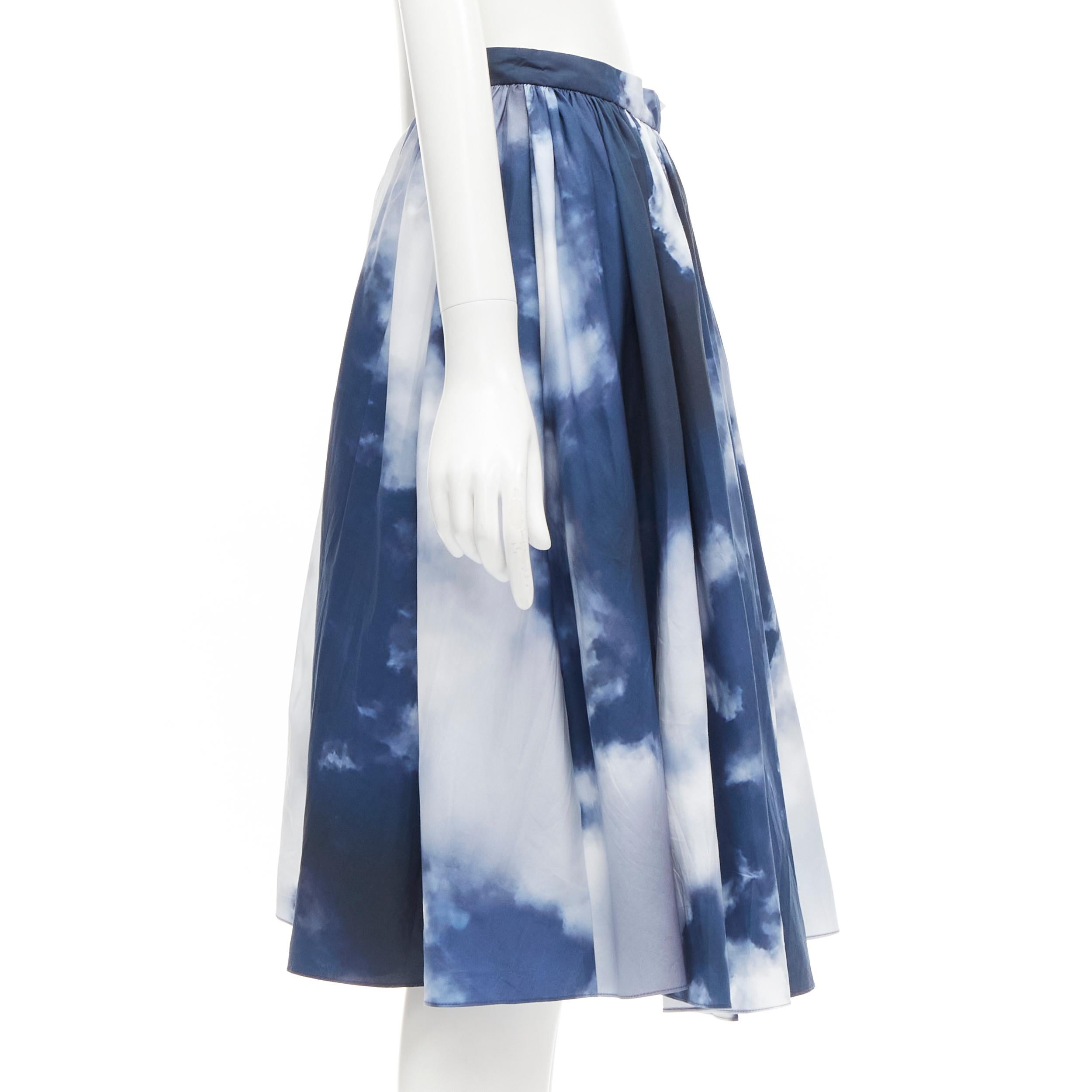 ALEXANDER McQueen 2022 Gonna svasata a ruota in bianco e blu cielo IT38 XS In condizioni ottime in vendita a Hong Kong, NT