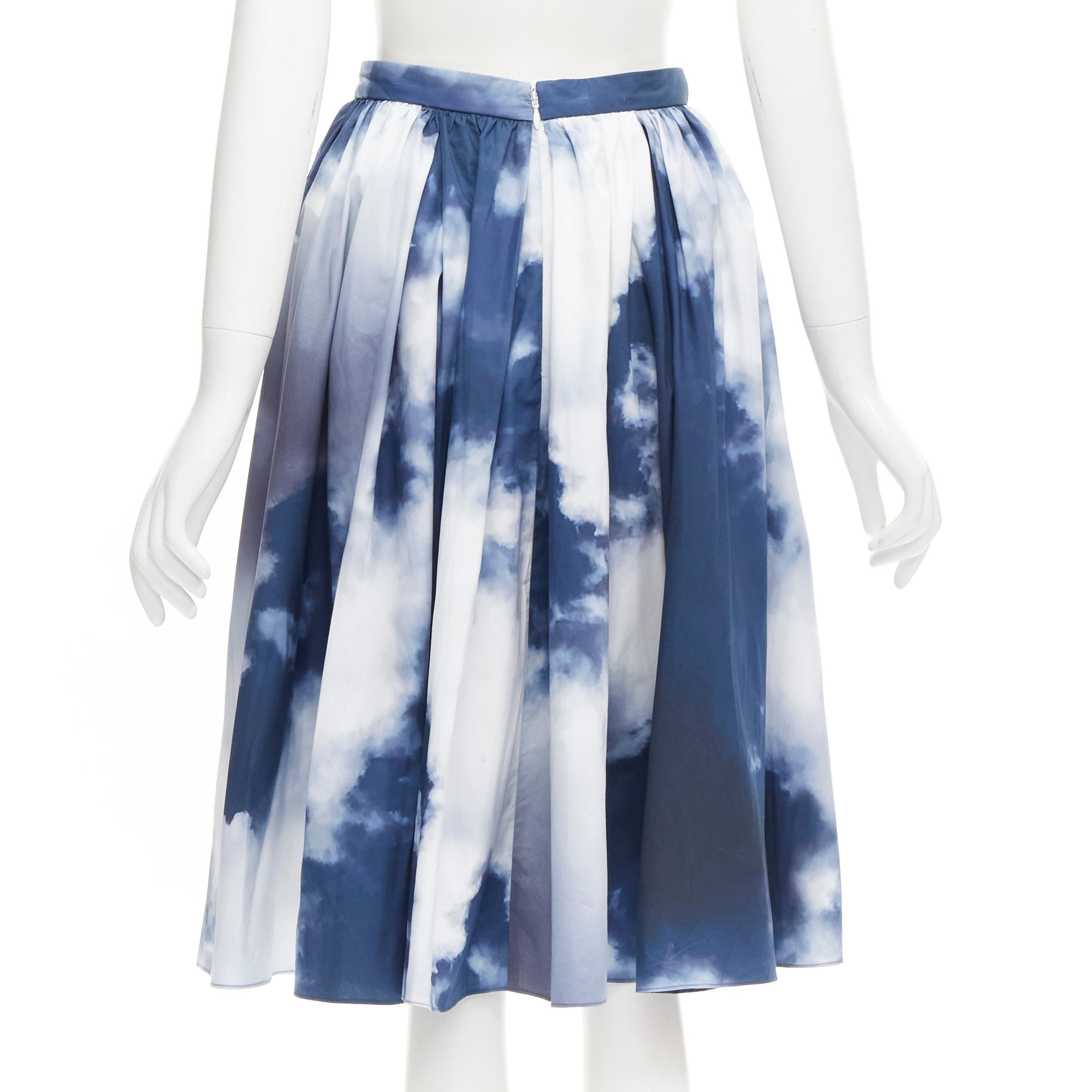 Donna ALEXANDER McQueen 2022 Gonna svasata a ruota in bianco e blu cielo IT38 XS in vendita
