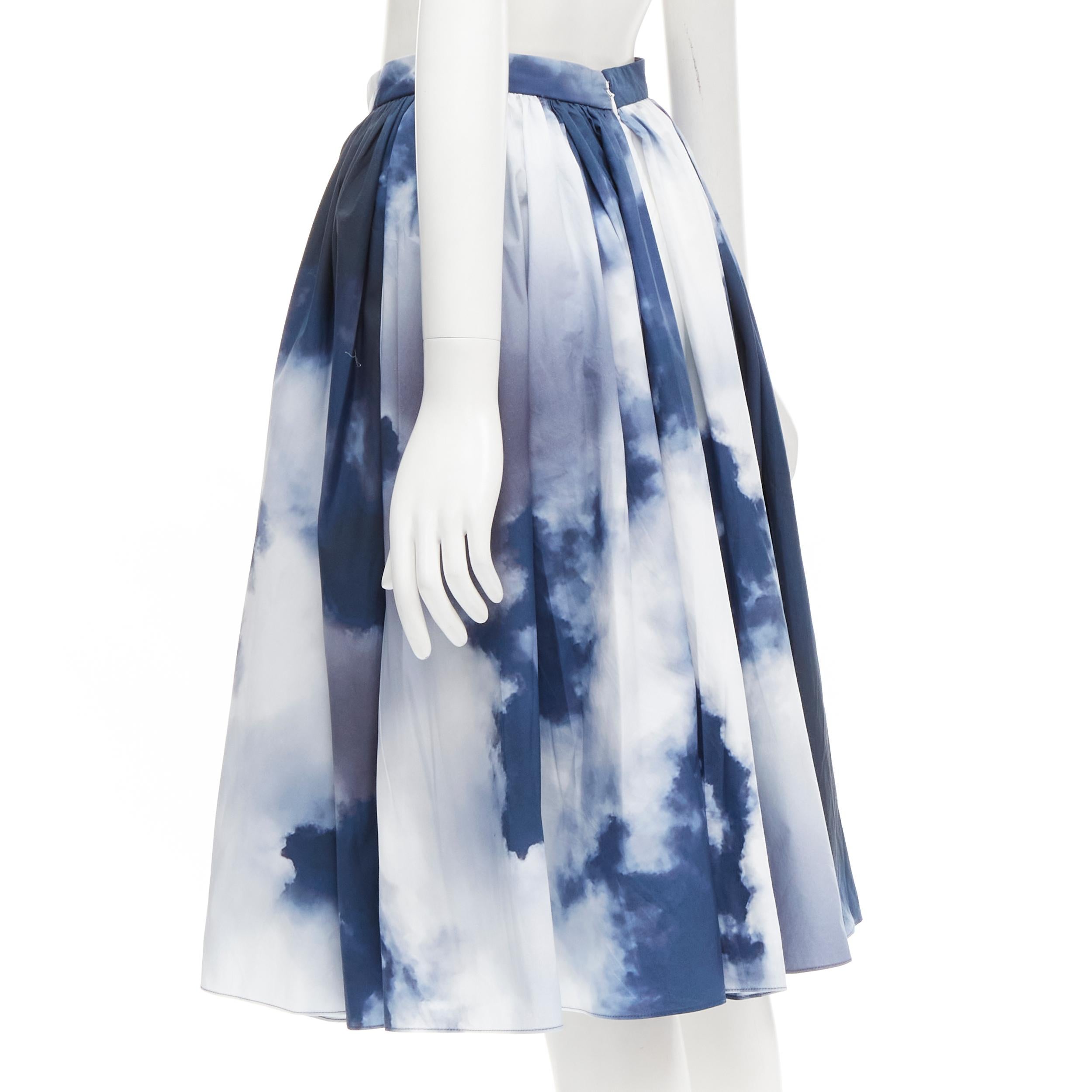 ALEXANDER McQueen 2022 Gonna svasata a ruota in bianco e blu cielo IT38 XS in vendita 1