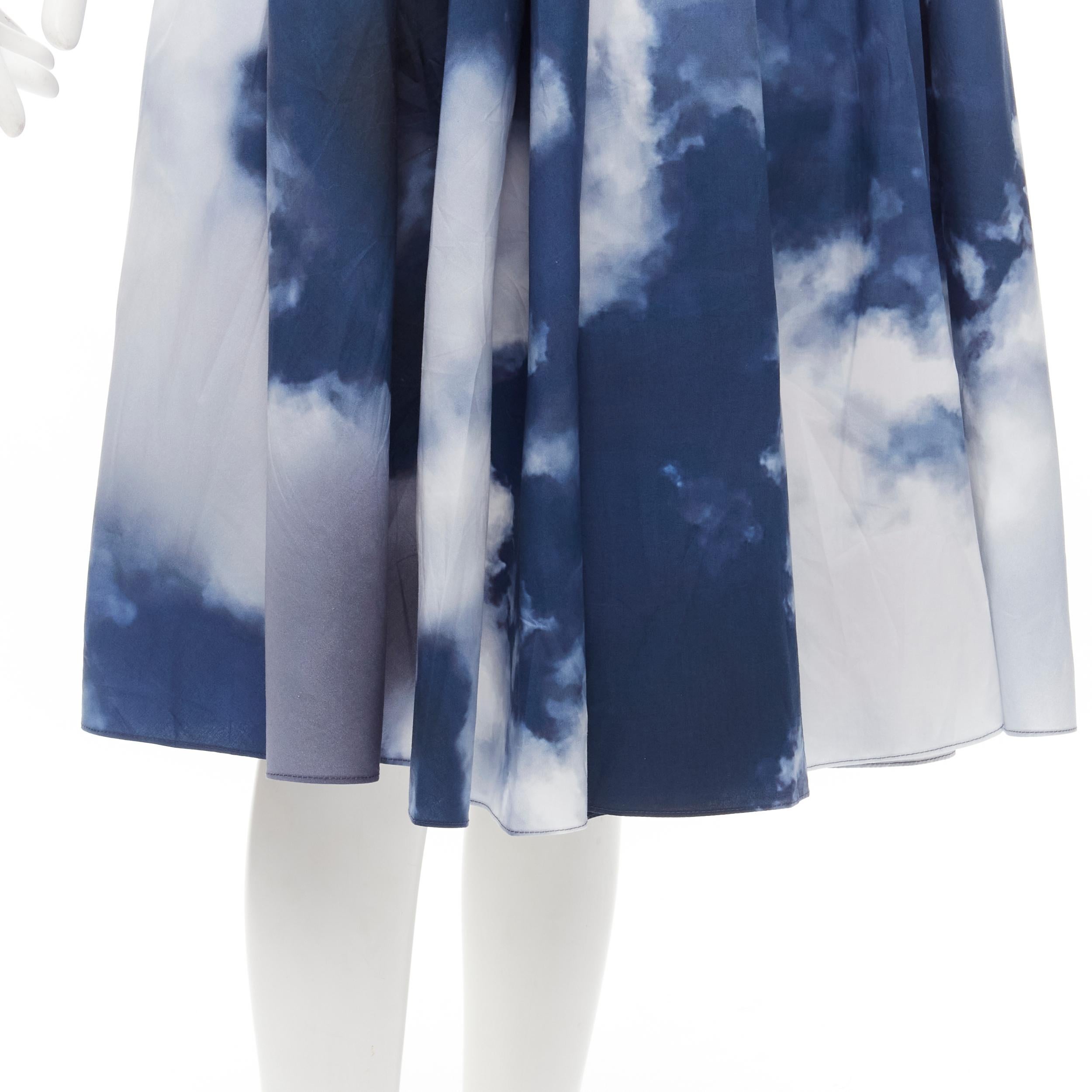 ALEXANDER McQueen 2022 Gonna svasata a ruota in bianco e blu cielo IT38 XS in vendita 2