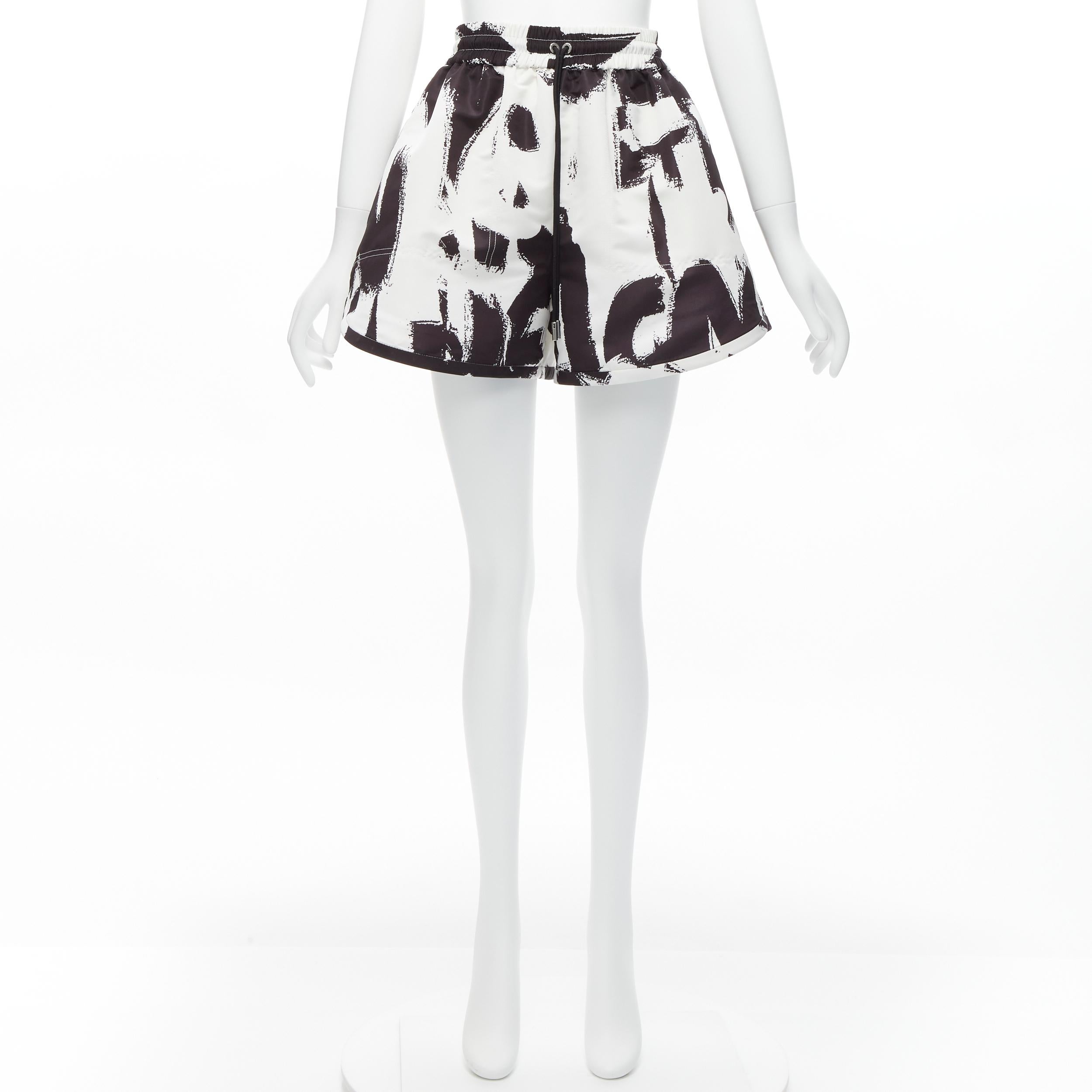 ALEXANDER MCQUEEN 2022 Weiße Shorts mit ausgestellter hoher Taille und weißem Pinselstrich und Graffiti IT36 XXS im Angebot 5
