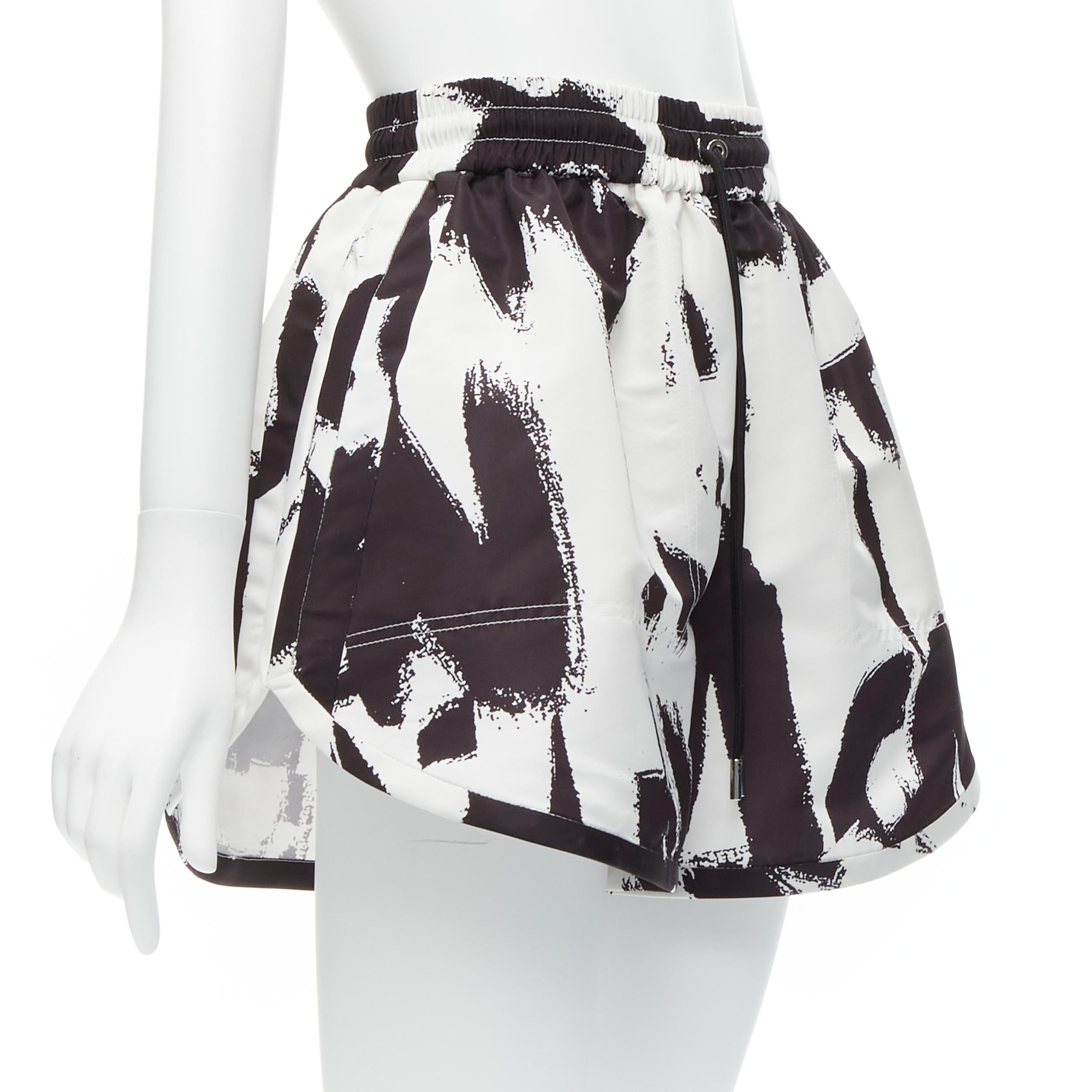 ALEXANDER MCQUEEN 2022 Weiße Shorts mit ausgestellter hoher Taille und weißem Pinselstrich und Graffiti IT36 XXS (Grau) im Angebot