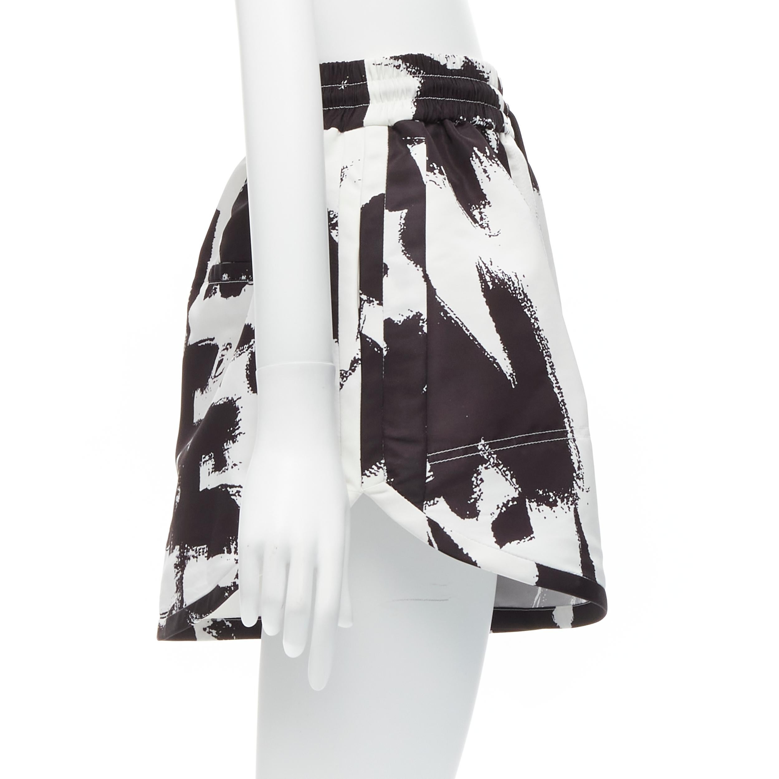 ALEXANDER MCQUEEN 2022 Weiße Shorts mit ausgestellter hoher Taille und weißem Pinselstrich und Graffiti IT36 XXS im Zustand „Hervorragend“ im Angebot in Hong Kong, NT