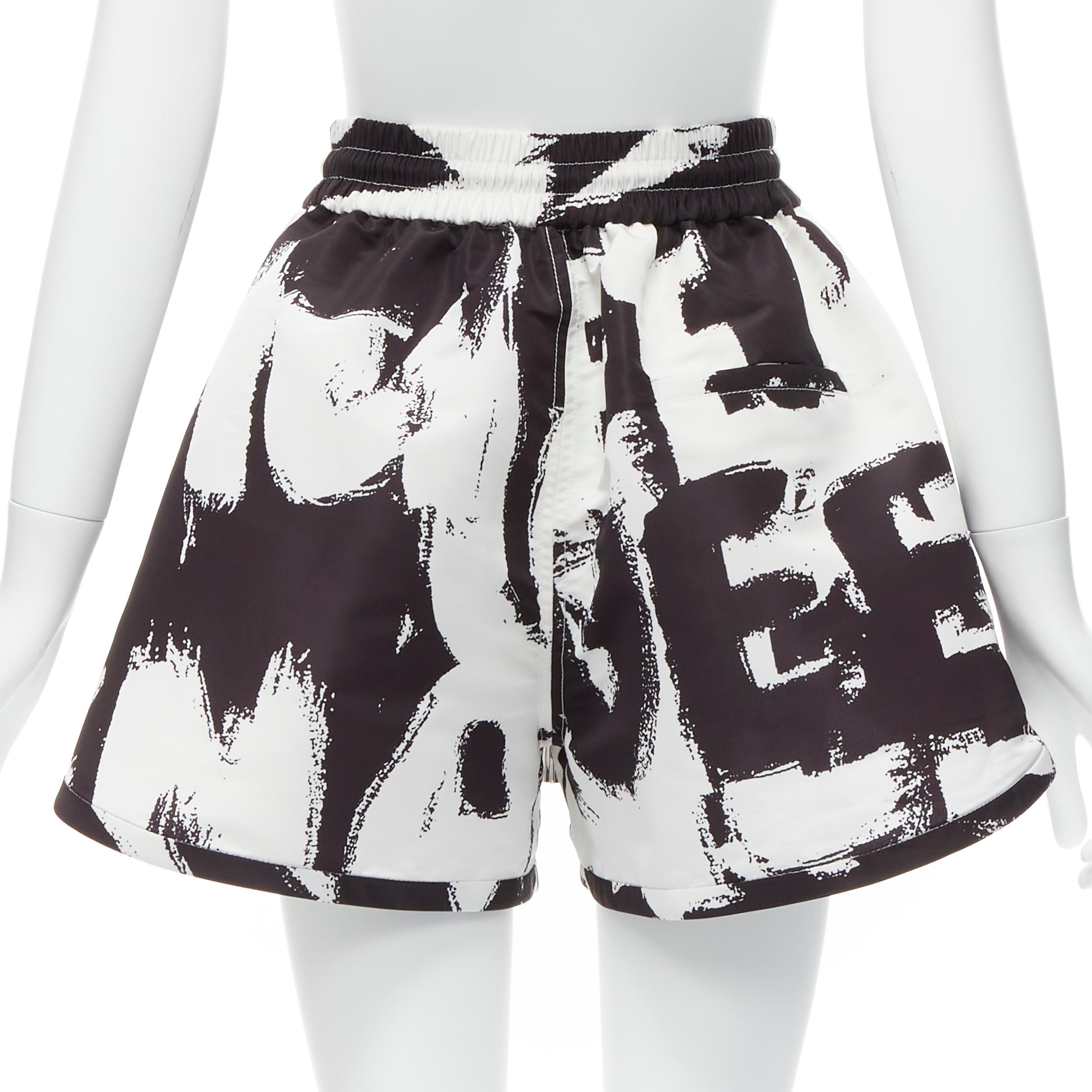 ALEXANDER MCQUEEN 2022 Weiße Shorts mit ausgestellter hoher Taille und weißem Pinselstrich und Graffiti IT36 XXS Damen im Angebot