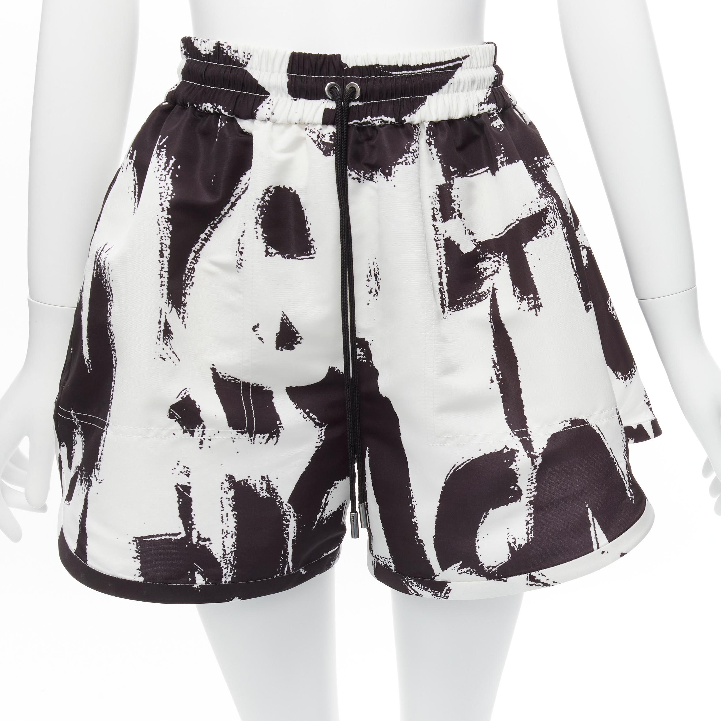 ALEXANDER MCQUEEN 2022 Weiße Shorts mit ausgestellter hoher Taille und weißem Pinselstrich und Graffiti IT36 XXS im Angebot 2