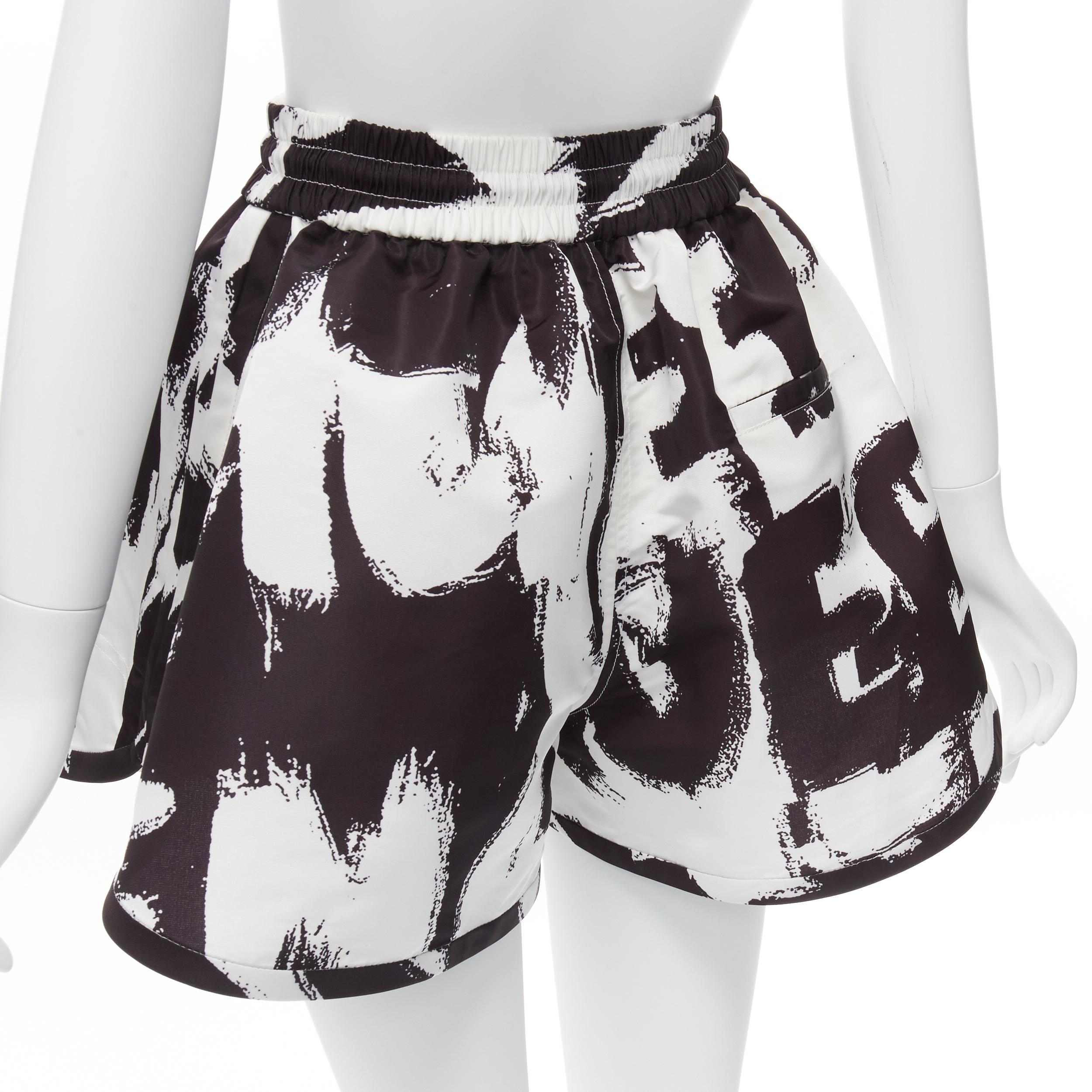 ALEXANDER MCQUEEN 2022 Weiße Shorts mit ausgestellter hoher Taille und weißem Pinselstrich und Graffiti IT36 XXS im Angebot 3