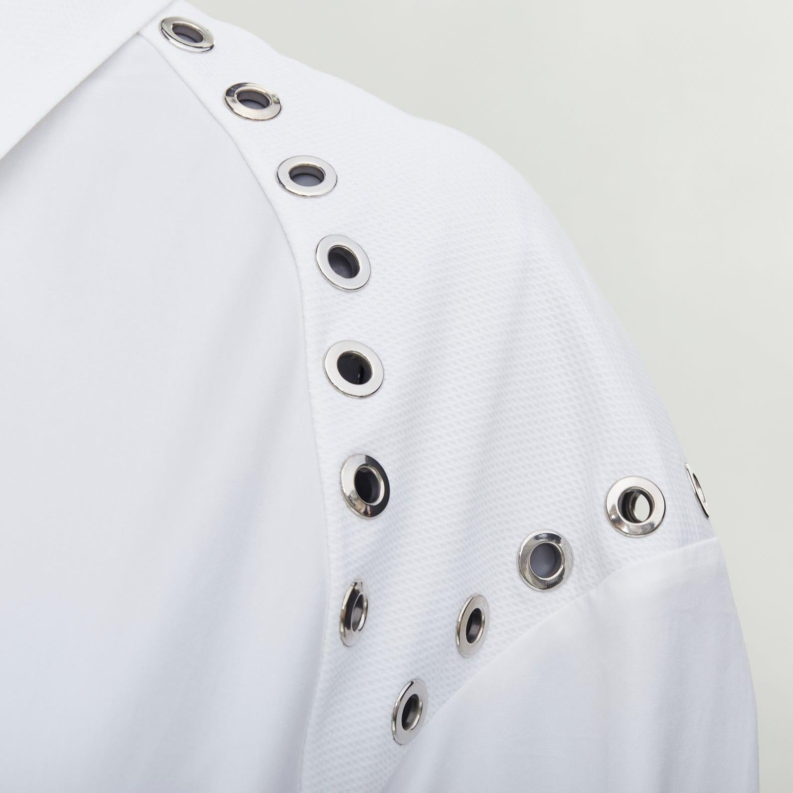 ALEXANDER MCQUEEN 2022 white cotton silver grommet midi dress IT38 XS
Reference: AAWC/A01273
Brand: Alexander Mcqueen
Designer: Sarah Burton
Collection: 2022
Material: Cotton
Color: White, Silver
Pattern: Solid
Closure: Button
Extra Details: