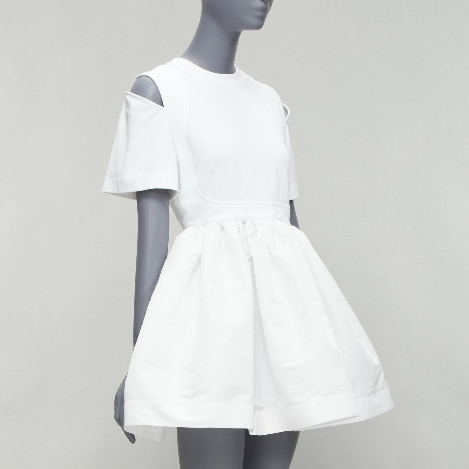 ALEXANDER MCQUEEN 2022 white cut out shoulder flared short dress IT38 XS
Reference: AAWC/A00508
Brand: Alexander McQueen
Designer: Sarah Burton
Collection: 2022
Material: Cotton, Polyester
Color: White
Pattern: Solid
Closure: Zip
Lining: White