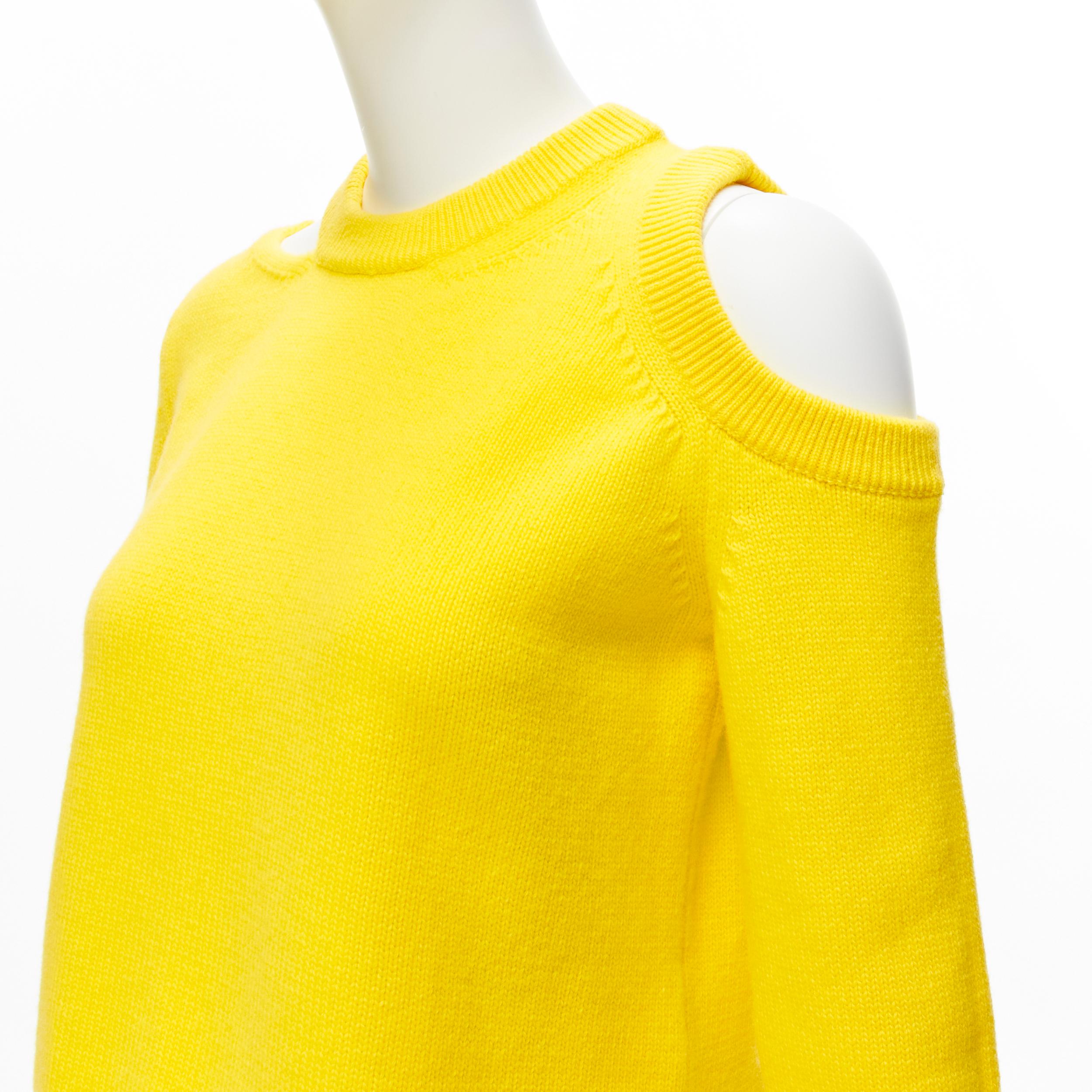 ALEXANDER MCQUEEN 2022 yellow wool blend asymmetric cold shoulder sweater S
Reference: AAWC/A00470
Brand: Alexander McQueen
Designer: Sarah Burton
Collection: 2022
Material: Wool, Blend
Color: Yellow
Pattern: Solid
Closure: Pullover
Extra Details: