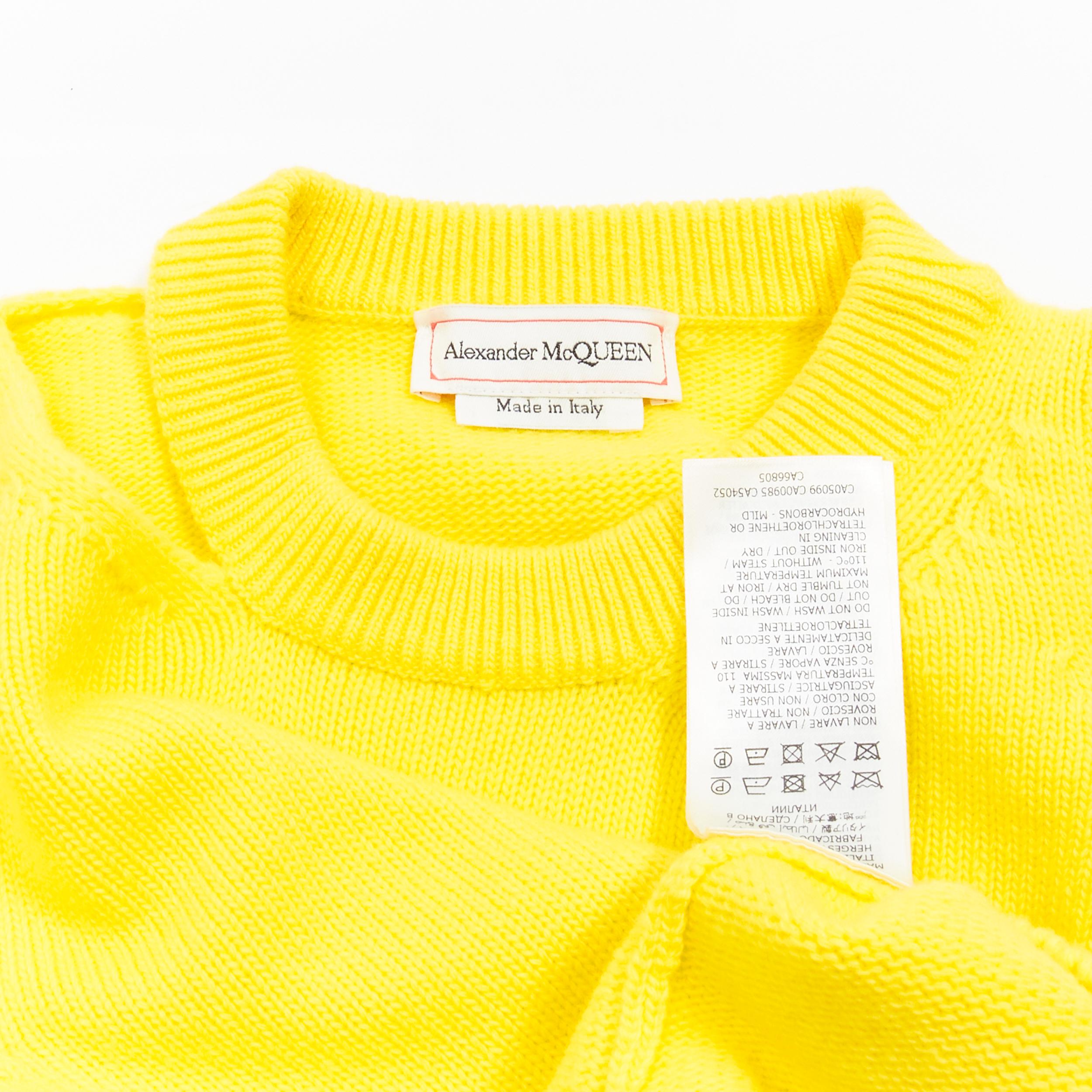 ALEXANDER MCQUEEN 2022 - Pull asymétrique à épaules froides en laine mélangée jaune S en vente 4