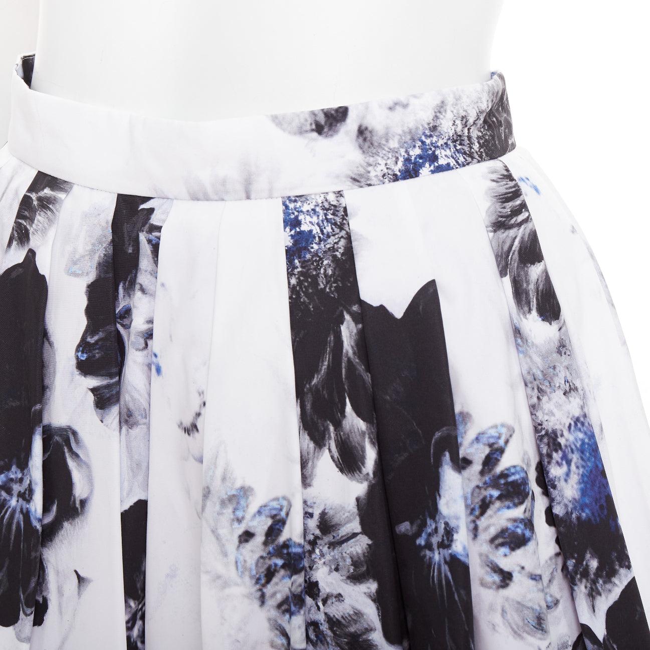 ALEXANDER MCQUEEN 2023 Chiaroscuro blau weiß floral print Baumwolle Midirock IT38 XS
Referenz: AAWC/A01579
Marke: Alexander McQueen
Designer: Sarah Burton
Collection'S: 2023
MATERIAL: Baumwolle
Farbe: Weiß, Blau
Muster: Floral
Verschluss: