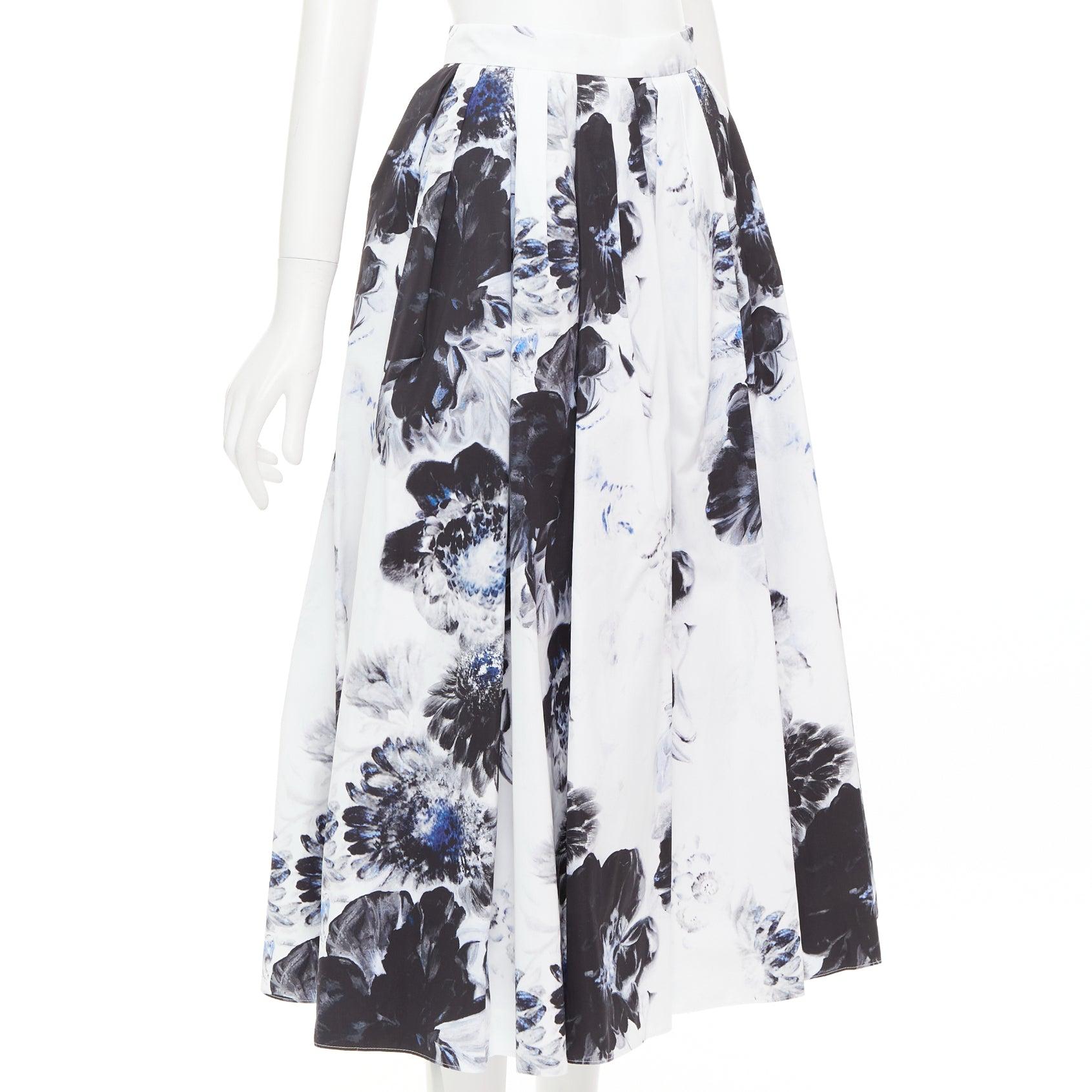 ALEXANDER MCQUEEN 2023 Chiaroscuro floral print Baumwolle Midirock IT38 XS (Grau) im Angebot