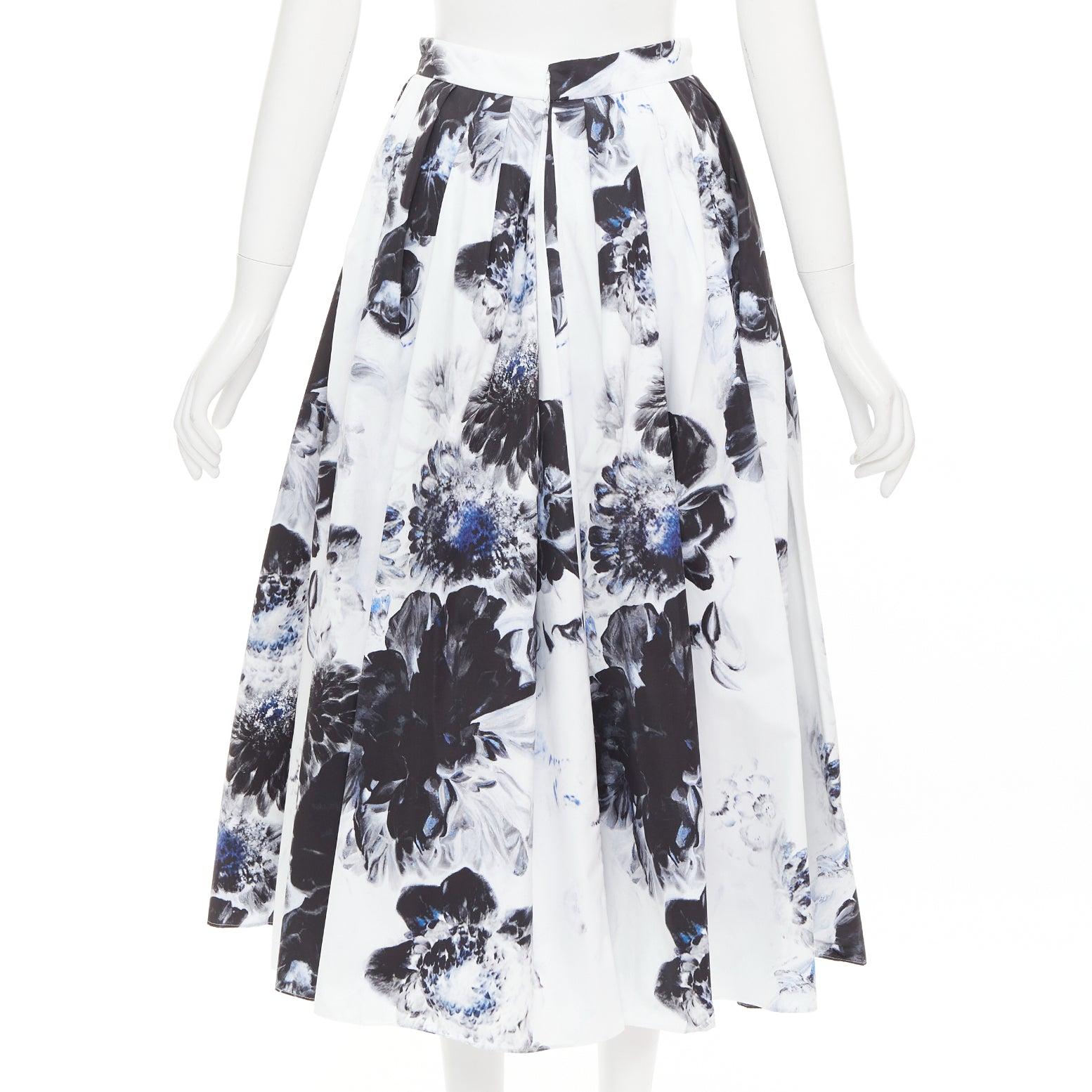 ALEXANDER MCQUEEN 2023 Chiaroscuro floral print Baumwolle Midirock IT38 XS Damen im Angebot