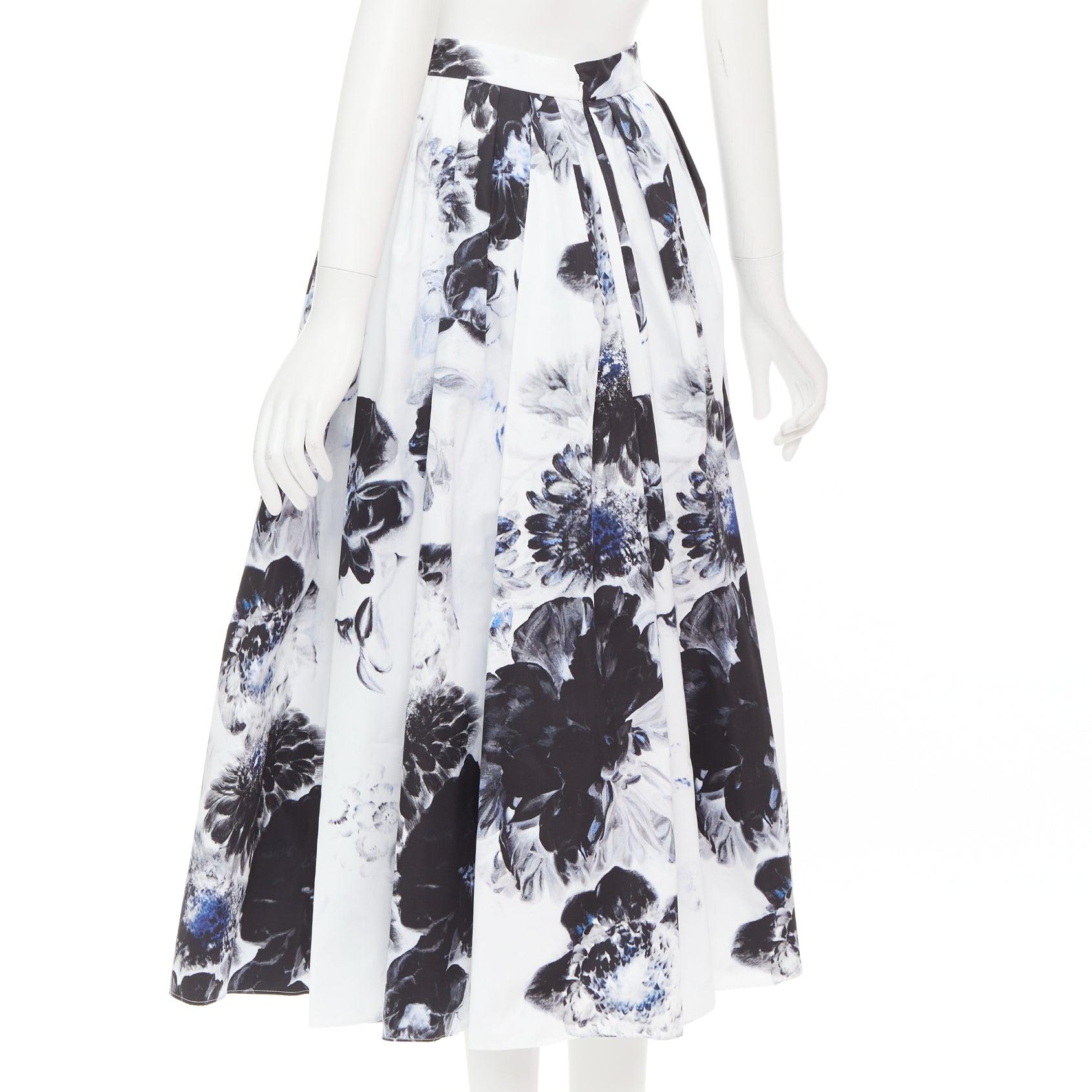 ALEXANDER MCQUEEN 2023 Chiaroscuro floral print Baumwolle Midirock IT38 XS im Angebot 1