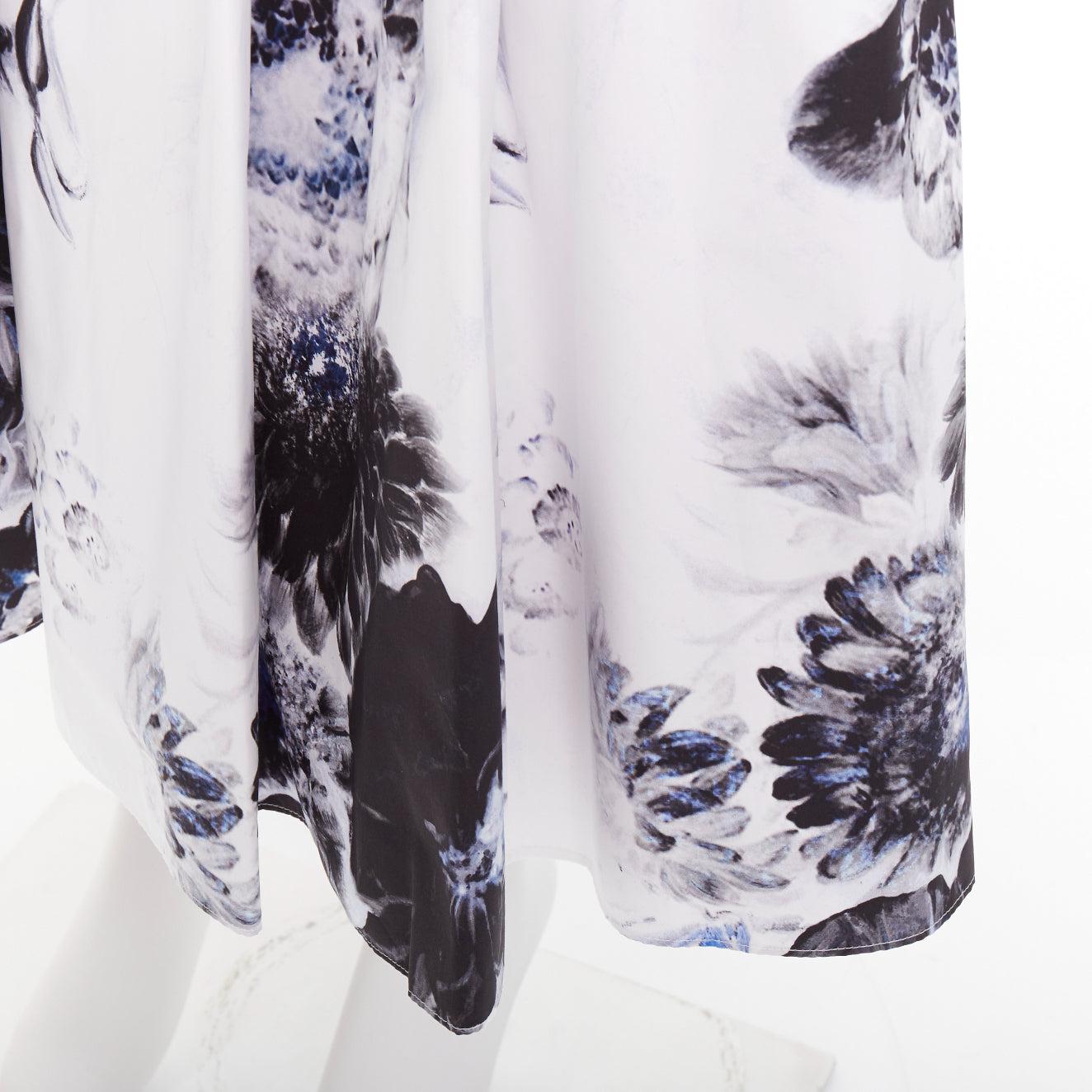 ALEXANDER MCQUEEN 2023 Chiaroscuro floral print Baumwolle Midirock IT38 XS im Angebot 2
