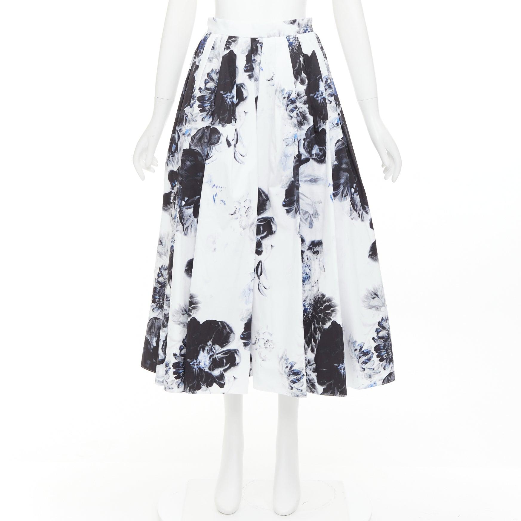 ALEXANDER MCQUEEN 2023 Chiaroscuro floral print Baumwolle Midirock IT38 XS im Angebot 4
