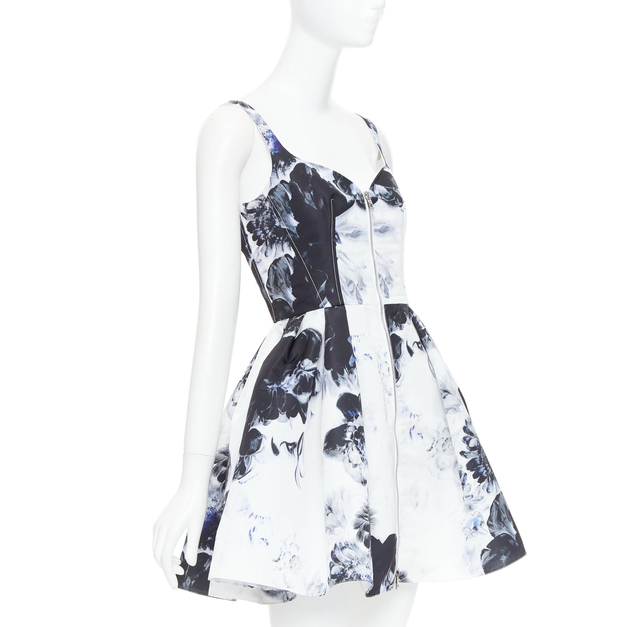 ALEXANDER MCQUEEN 2023 Vestido con cremallera y estampado floral en tinta claroscuro IT38 XS Gris en venta