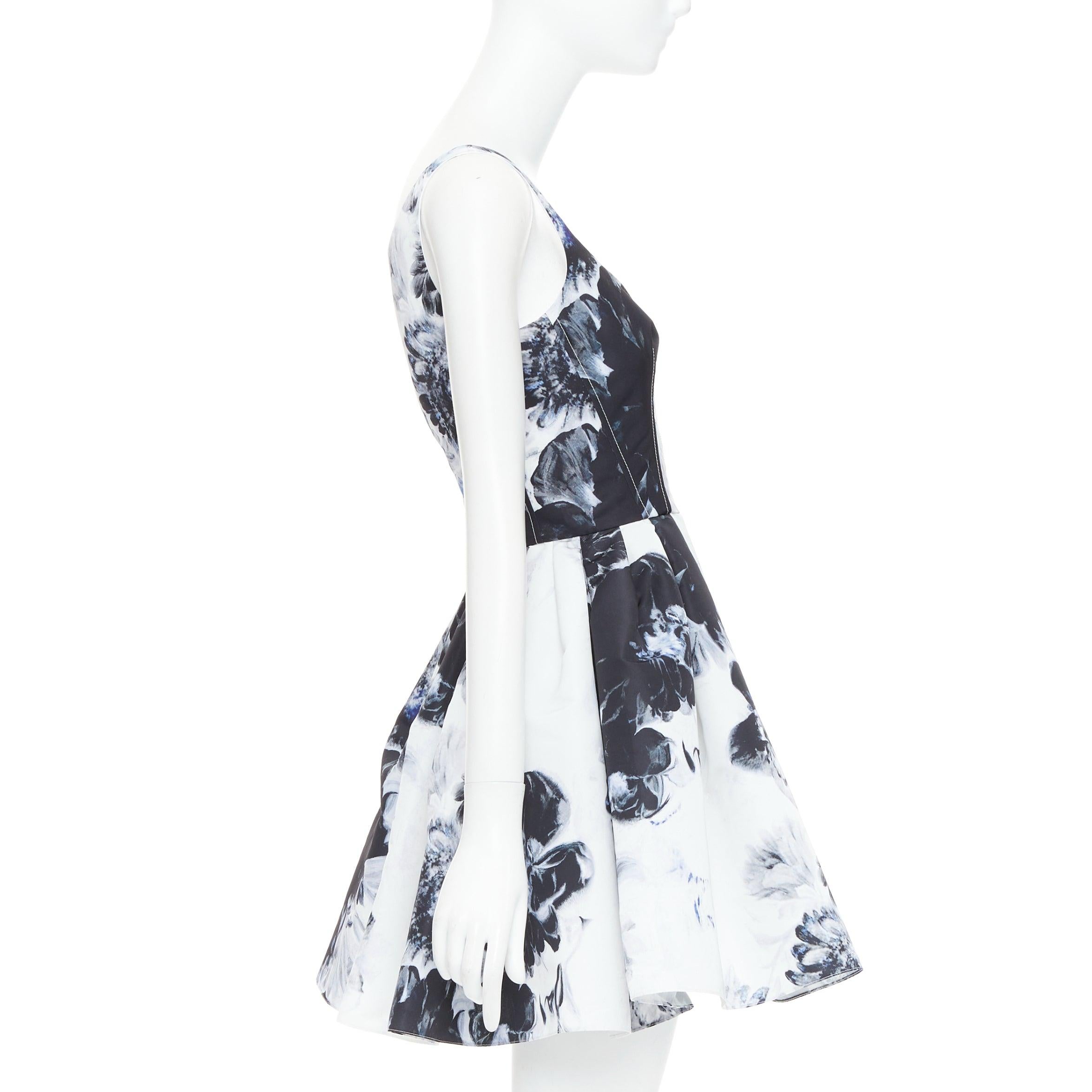 ALEXANDER MCQUEEN 2023 Vestido con cremallera y estampado floral en tinta claroscuro IT38 XS en Excelente estado para la venta en Hong Kong, NT