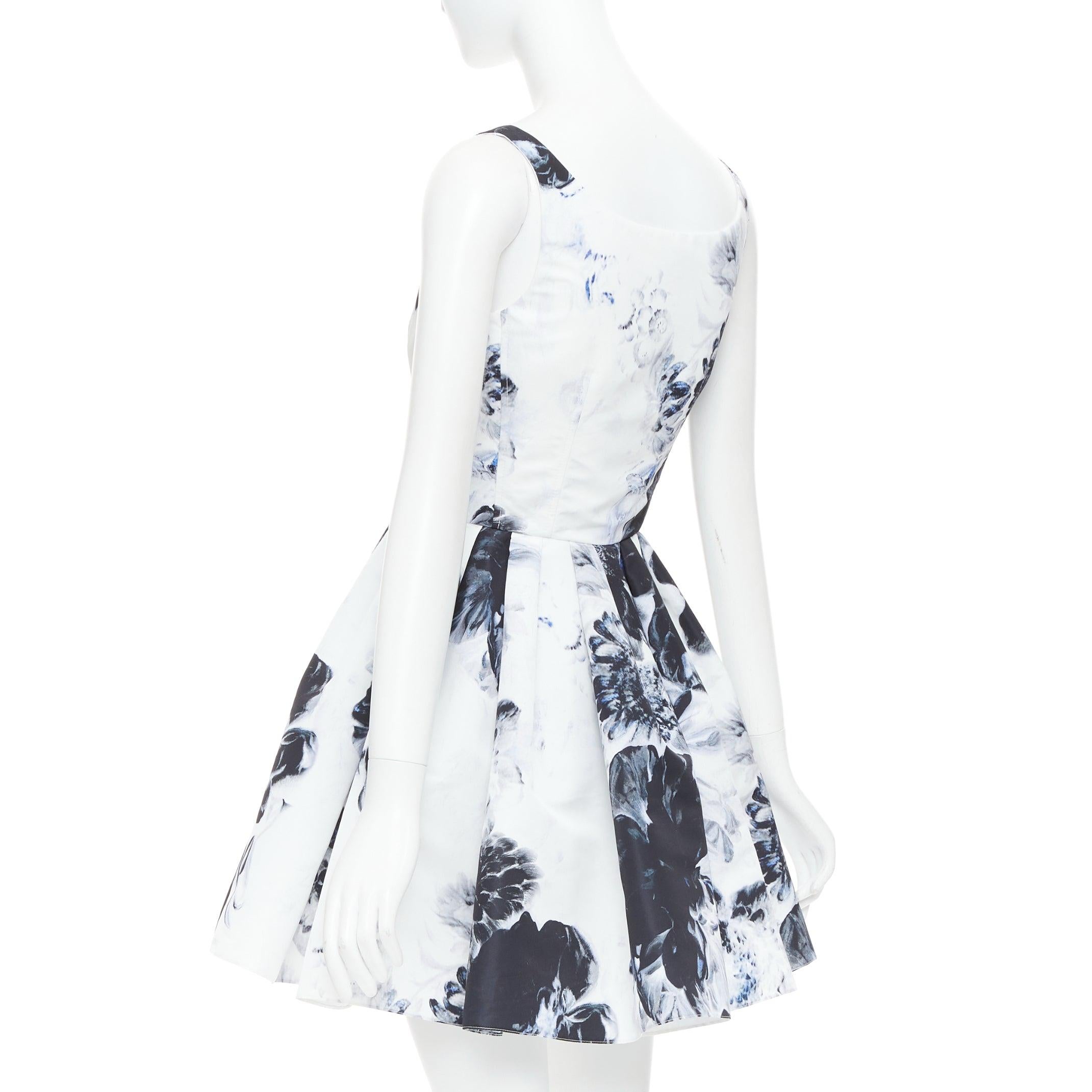 ALEXANDER MCQUEEN 2023 Vestido con cremallera y estampado floral en tinta claroscuro IT38 XS en venta 1