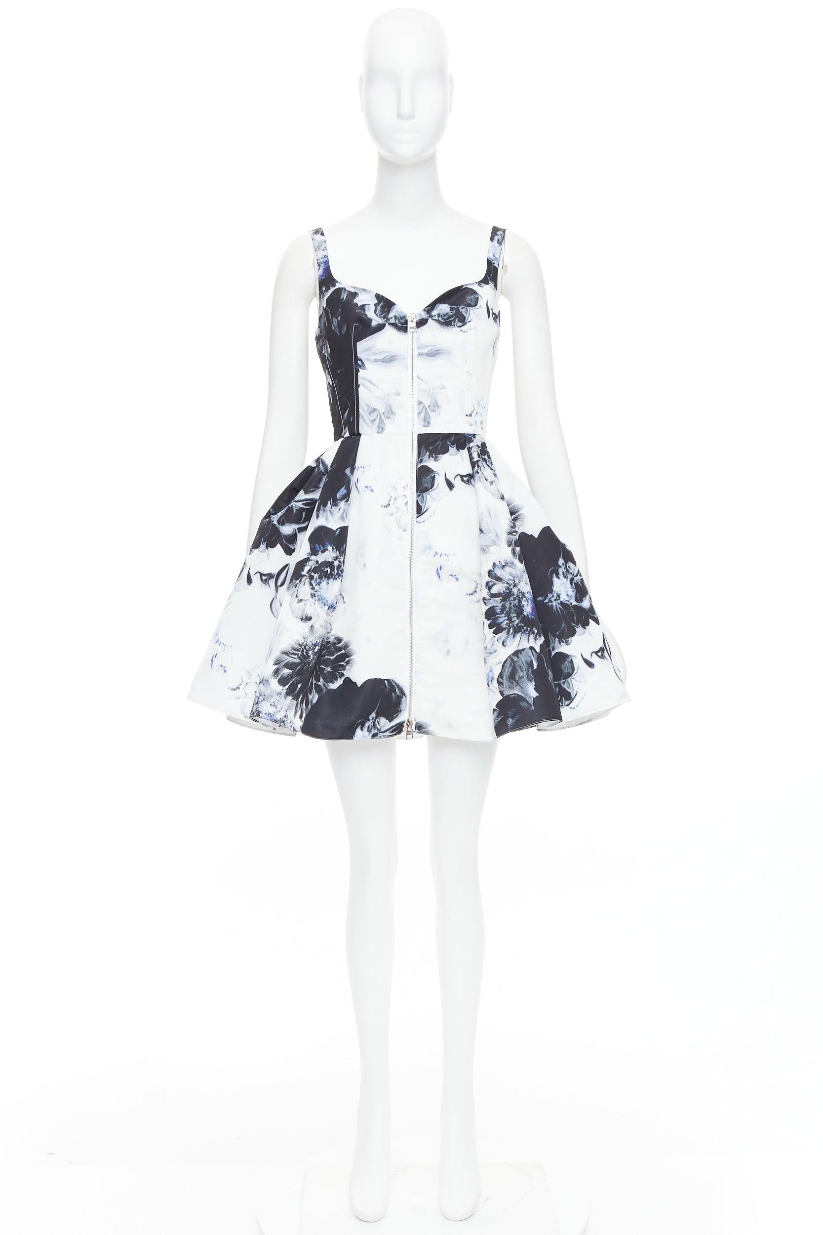 ALEXANDER MCQUEEN 2023 Vestido con cremallera y estampado floral en tinta claroscuro IT38 XS en venta 4