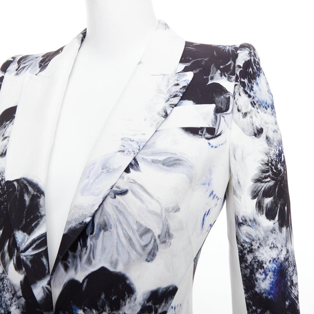 ALEXANDER MCQUEEN 2023 Chiaroscuro Xray floral print fitted blazer jacket IT38 XS
Reference: AAWC/A01439
Brand: Alexander McQueen
Designer: Sarah Burton
Collection: 2023
Material: Viscose
Color: White, Blue
Pattern: Floral
Closure: Button
Lining: