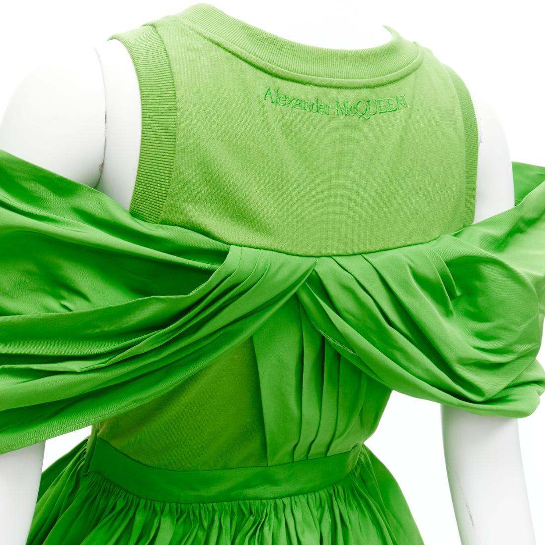 ALEXANDER MCQUEEN 2023 green cotton pleated peplum faille cold shoulder top IT38 XS
Reference: AAWC/A00537
Brand: Alexander McQueen
Collection: 2023
Material: Cotton, Polyester
Color: Green
Pattern: Solid
Closure: Zip
Lining: Green Fabric
Extra