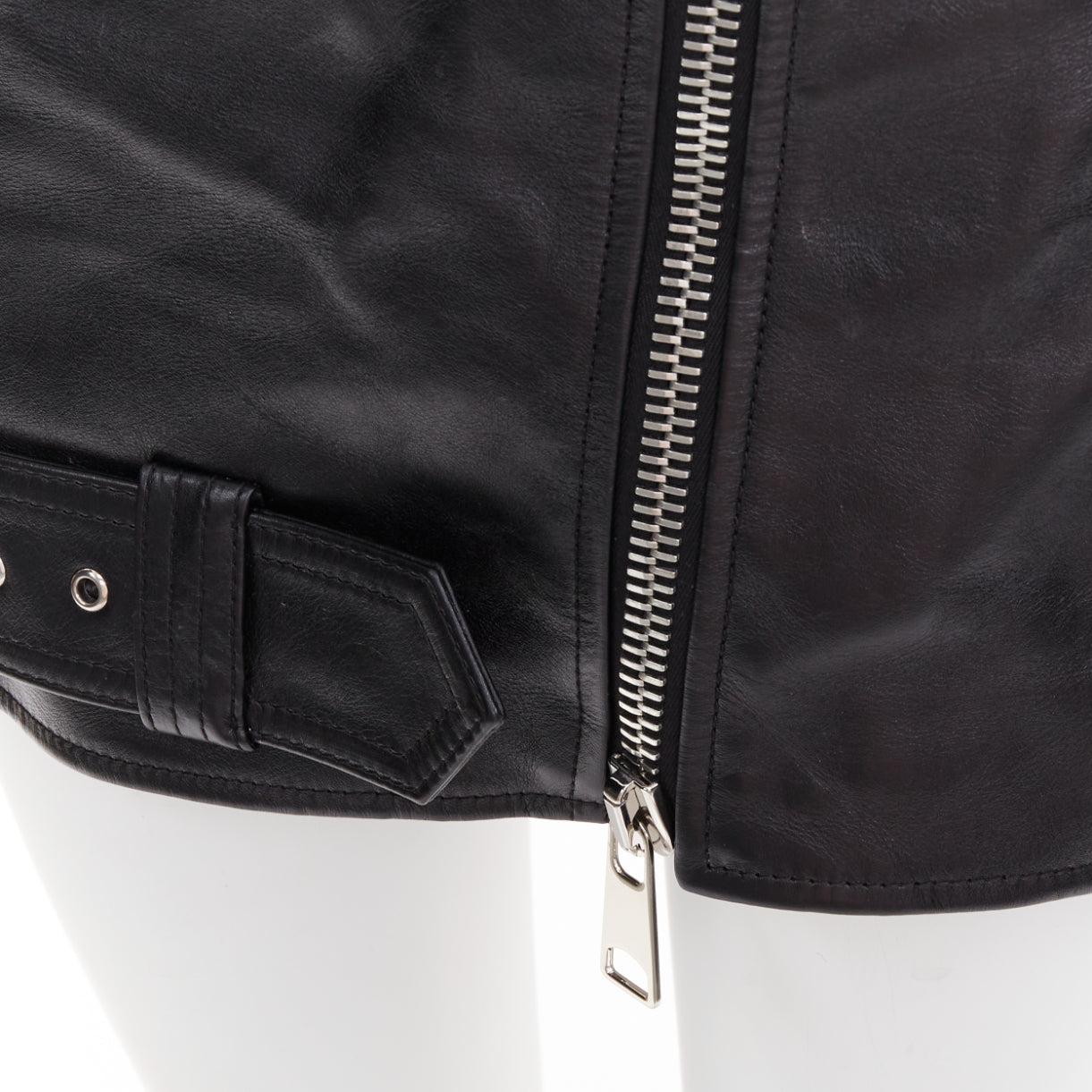 ALEXANDER MCQUEEN 2023 schwarzes Rindsleder silberfarbener Biker-Minirock mit Reißverschluss IT36 XXS
Referenz: AAWC/A01577
Marke: Alexander McQueen
Designer: Sarah Burton
Collection'S: 2023
MATERIAL: Leder
Farbe: Schwarz, Silber
Muster:
