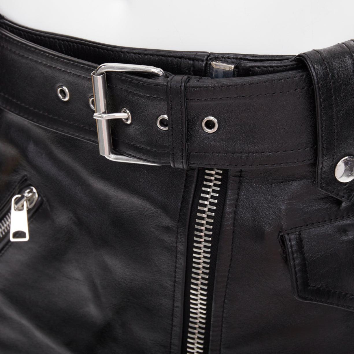 ALEXANDER MCQUEEN 2023 Biker-Minirock aus Rindsleder mit Reißverschluss IT36 XXS im Angebot 2