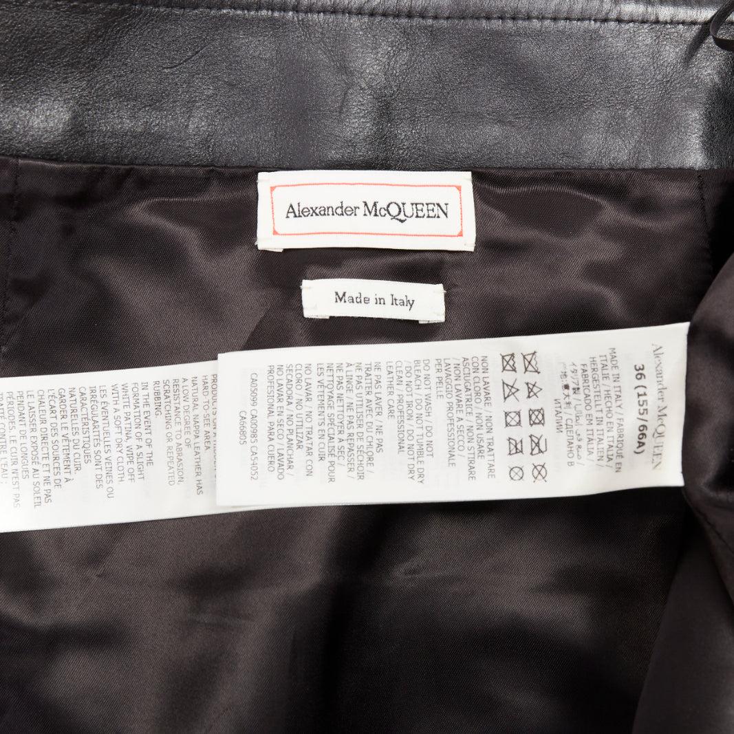 ALEXANDER MCQUEEN 2023 Biker-Minirock aus Rindsleder mit Reißverschluss IT36 XXS im Angebot 3