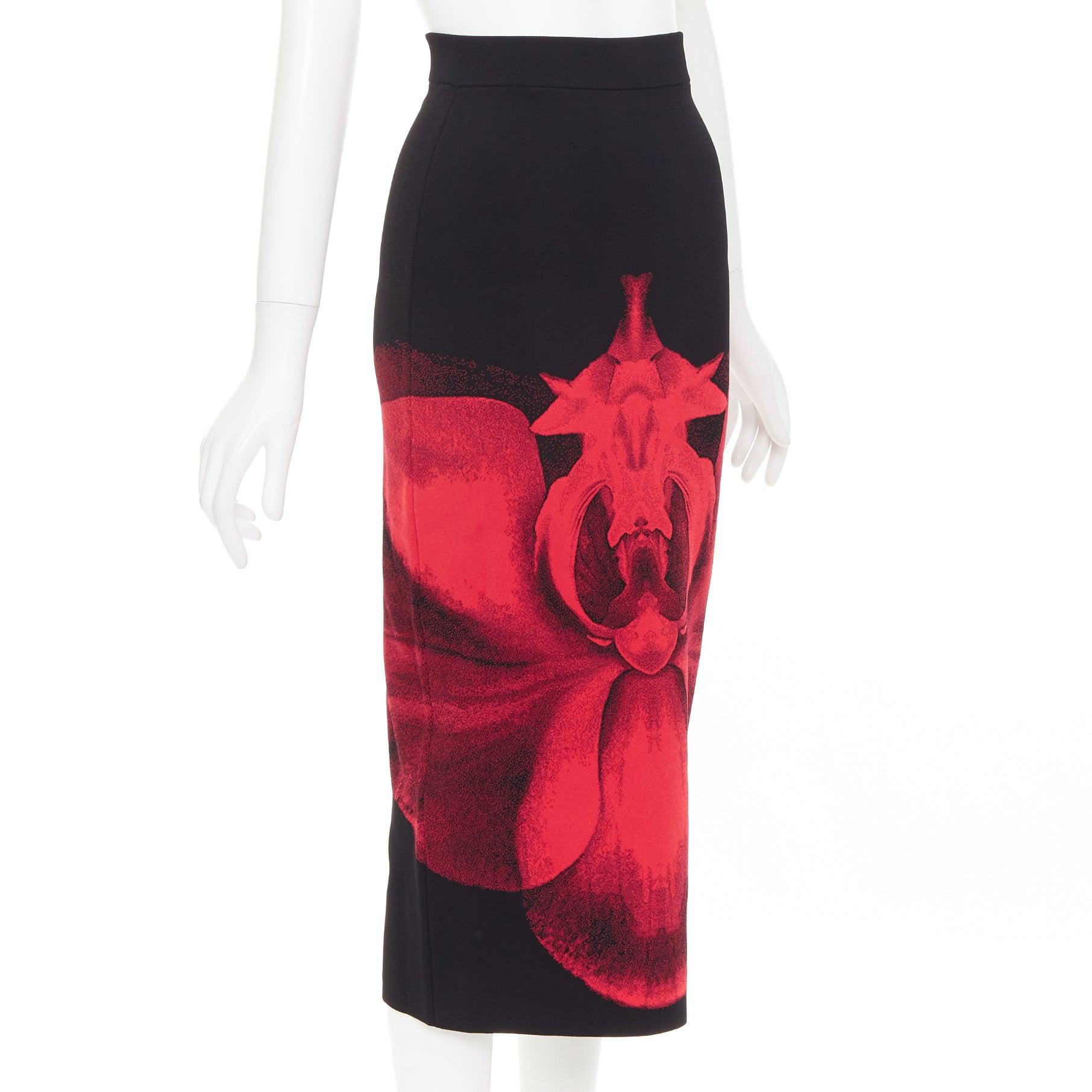 ALEXANDER MCQUEEN 2023 Ethereal Orchid schwarz rot floral jacquard pencil skirt S
Referenz: AAWC/A01581
Marke: Alexander McQueen
Designer: Sarah Burton
Collection'S: 2023
MATERIAL: Viskose, Gemisch
Farbe: Schwarz, Rot
Muster: Floral
Verschluss: