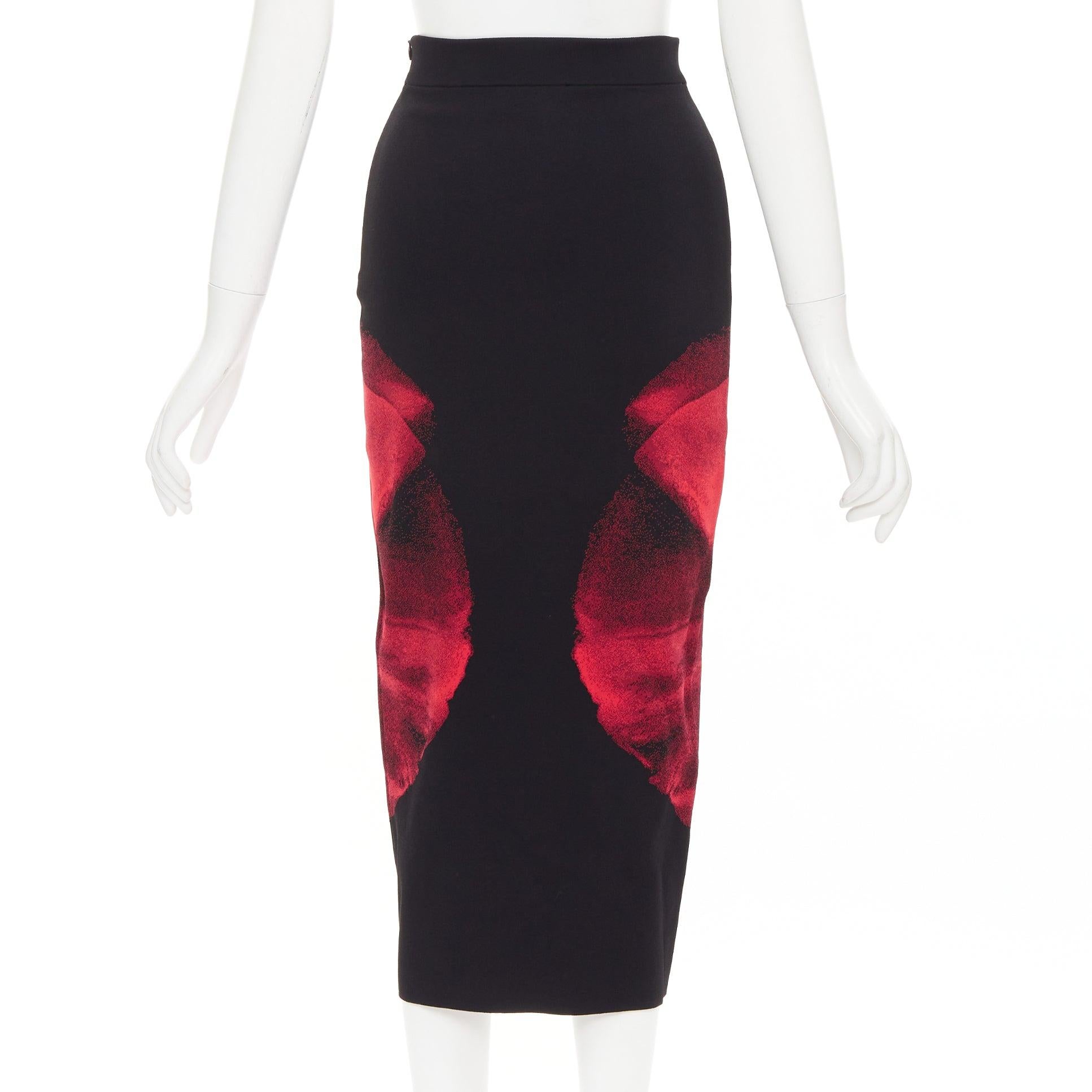 ALEXANDER MCQUEEN 2023 Ethereal Orchid schwarz rot floral jacquard pencil skirt S im Zustand „Hervorragend“ im Angebot in Hong Kong, NT