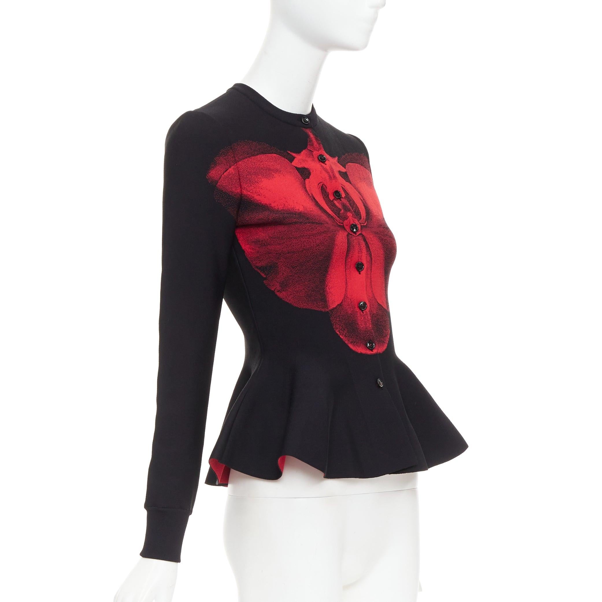 ALEXANDER MCQUEEN 2023 Ätherische Orchidee rot geblümte Jacquard-Schößchen-Strickjacke S im Zustand „Hervorragend“ im Angebot in Hong Kong, NT