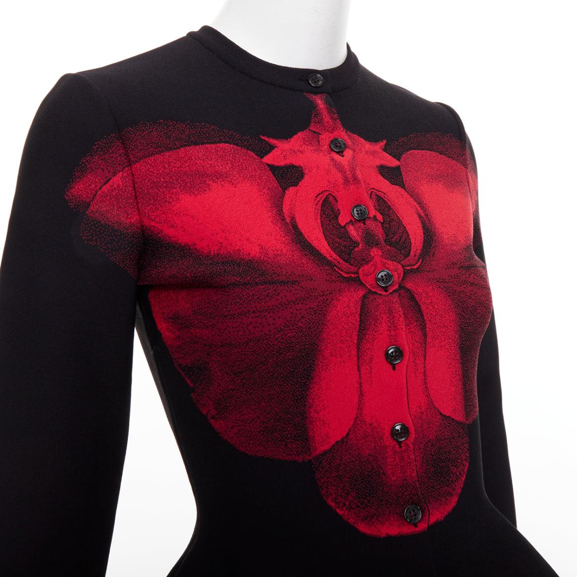 ALEXANDER MCQUEEN 2023 Ätherische Orchidee rot geblümte Jacquard-Schößchen-Strickjacke S im Angebot 3