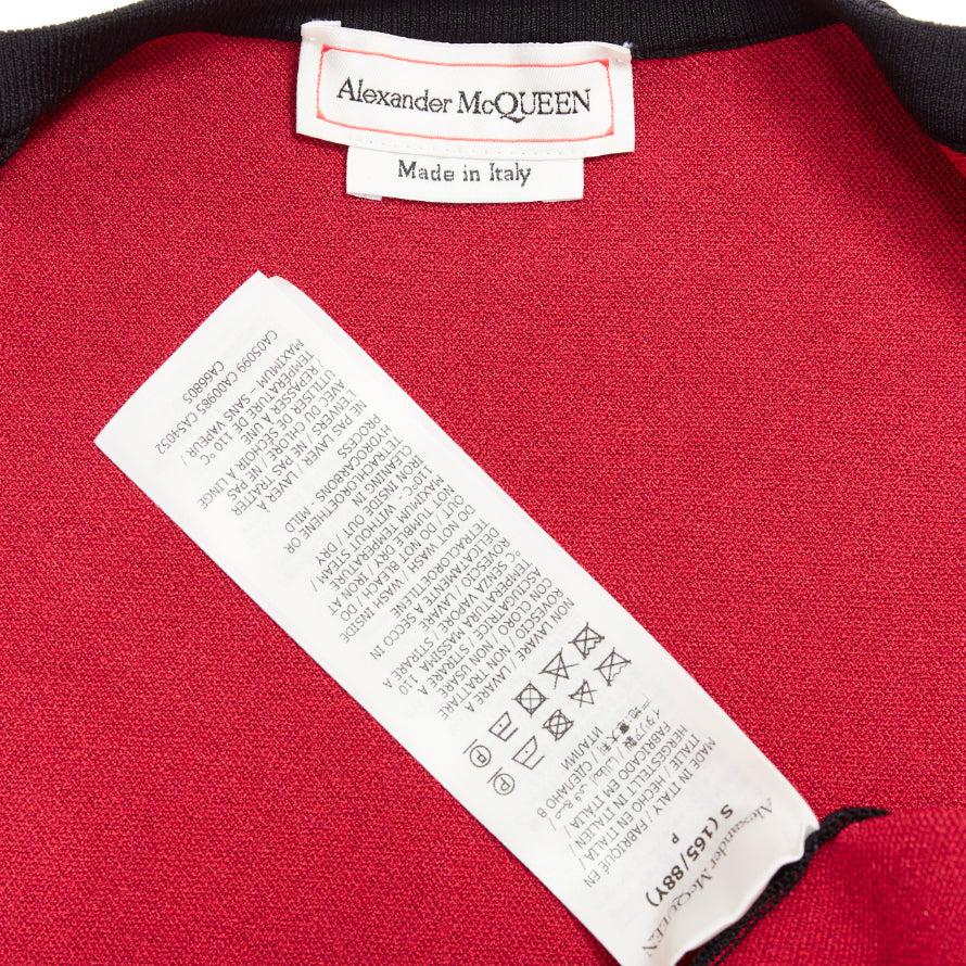 ALEXANDER MCQUEEN 2023 Ätherische Orchidee rot geblümte Jacquard-Schößchen-Strickjacke S im Angebot 4