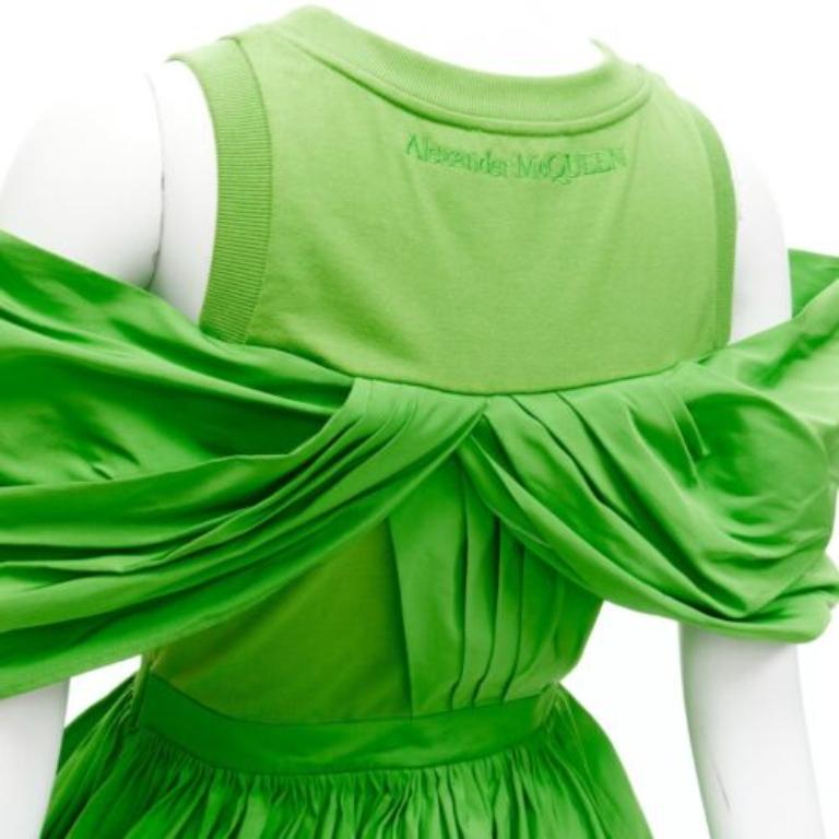 Alexander McQueen 2023 top a spalla fredda in cotone verde plissettato in faille IT38
Riferimento: AAWC/A00537
Marchio: Alexander McQueen
Collezione: 2023
Materiale: Cotone, poliestere
Colore: verde
Modello: Tinta unita
Chiusura: zip
Fodera: Tessuto