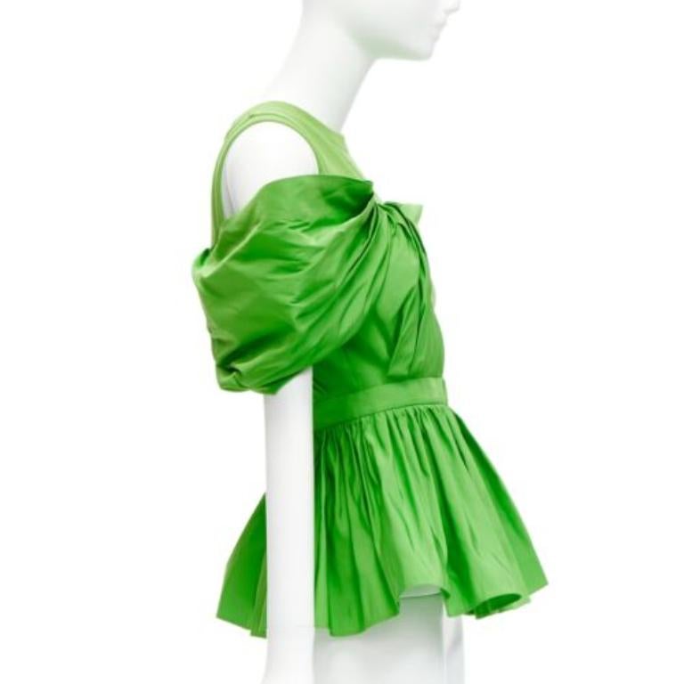 Alexander McQueen 2023 top a spalla fredda in cotone verde plissettato in faille IT38 In condizioni buone in vendita a Hong Kong, NT