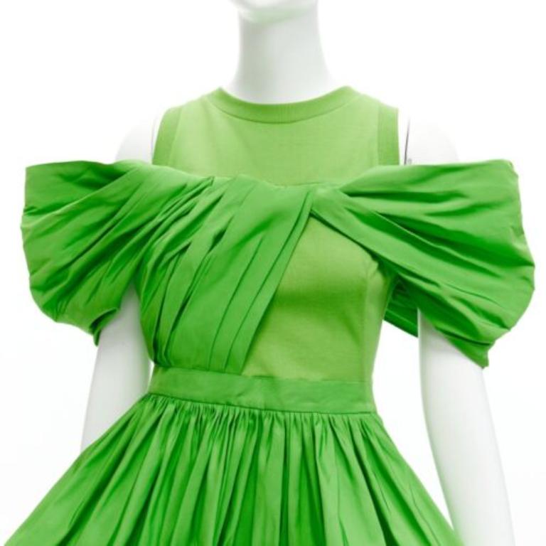 Alexander McQueen 2023 top a spalla fredda in cotone verde plissettato in faille IT38 in vendita 2