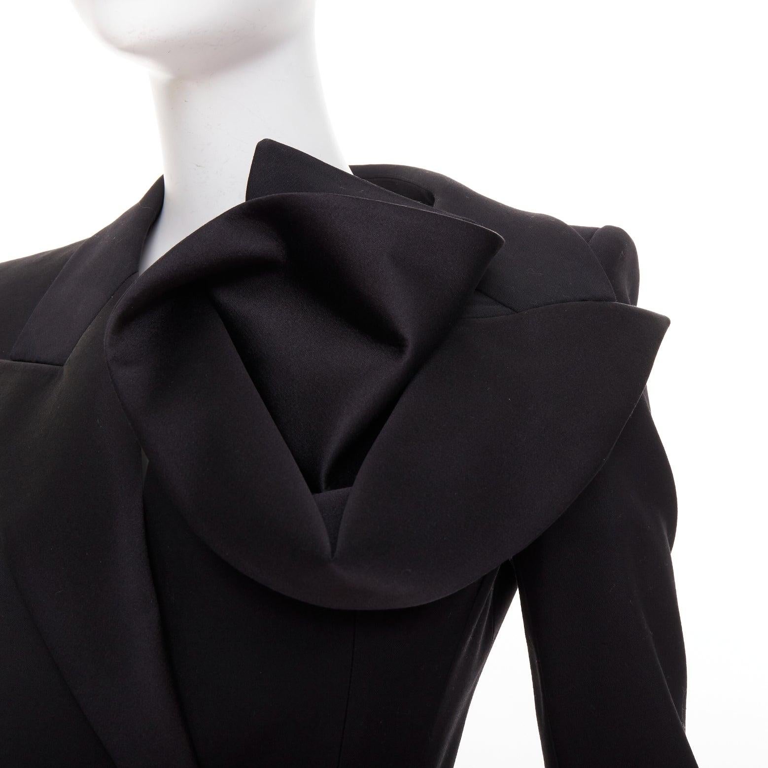 ALEXANDER MCQUEEN 2023 Orchidee verschönert schwarz slim fit Wolle playsuit IT36 XS
Referenz: AAWC/A01547
Marke: Alexander McQueen
Designer: Sarah Burton
Modell: Orchidee verschönert Playsuit
Collection'S: AW2023
MATERIAL: Seide, Gemisch
Farbe: