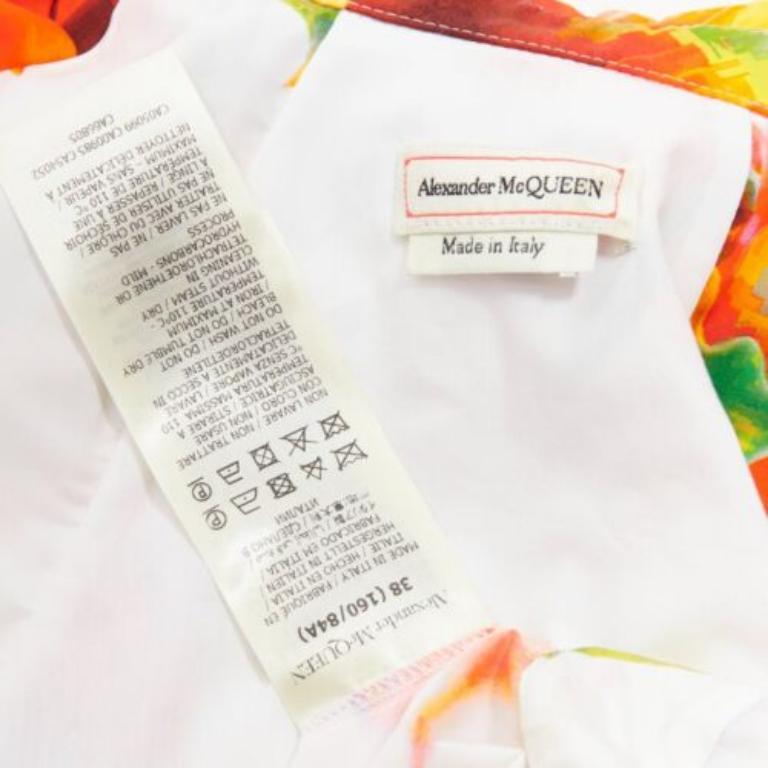 ALEXANDER MCQUEEN 2023 Orquídea solarizada vestido floral con hombros al descubierto IT38 XS en venta 3