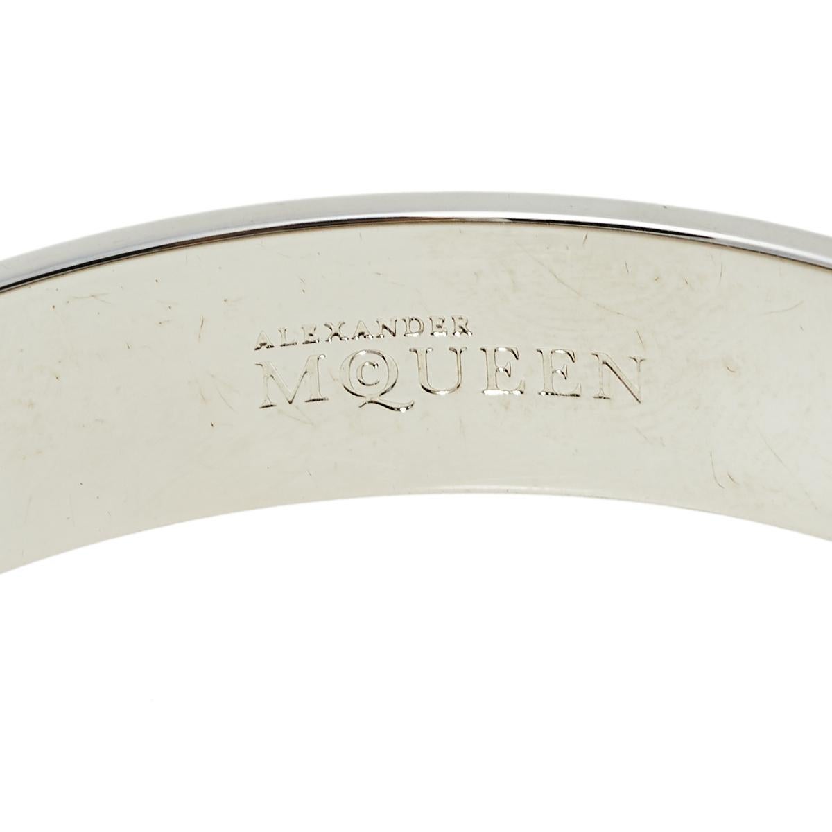 Alexander McQueen 3D Skull Off White Enamel Silver Tone Bangle Bracelet In Good Condition In Dubai, Al Qouz 2