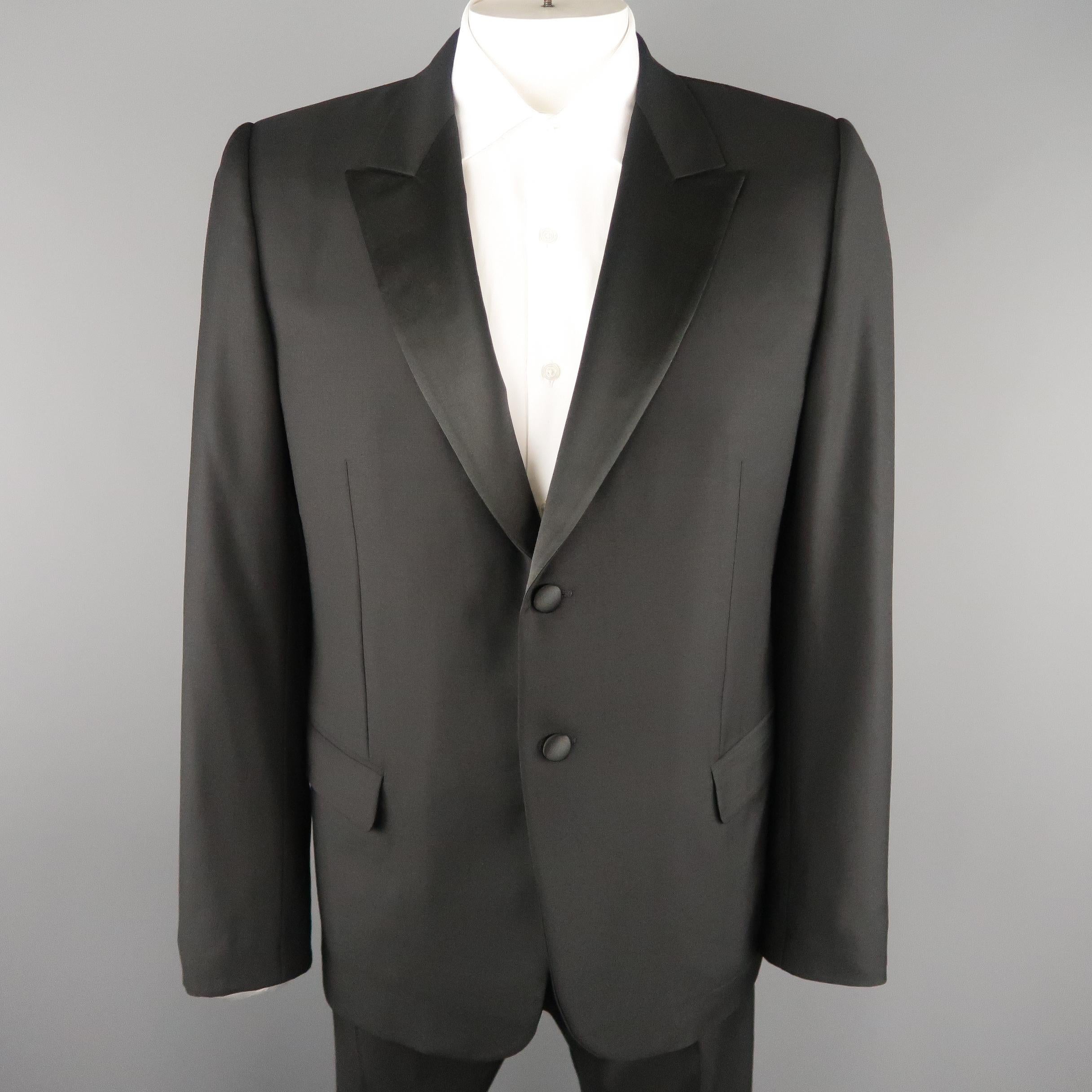 ALEXANDER MCQUEEN tuxedo comes in black wool and includes a single breasted sport coat with satin peak lapel,and two button front with matching flat front trouser with satin stripe. Made in Italy.
 
Excellent Pre-Owned Condition.
Marked: IT 54
