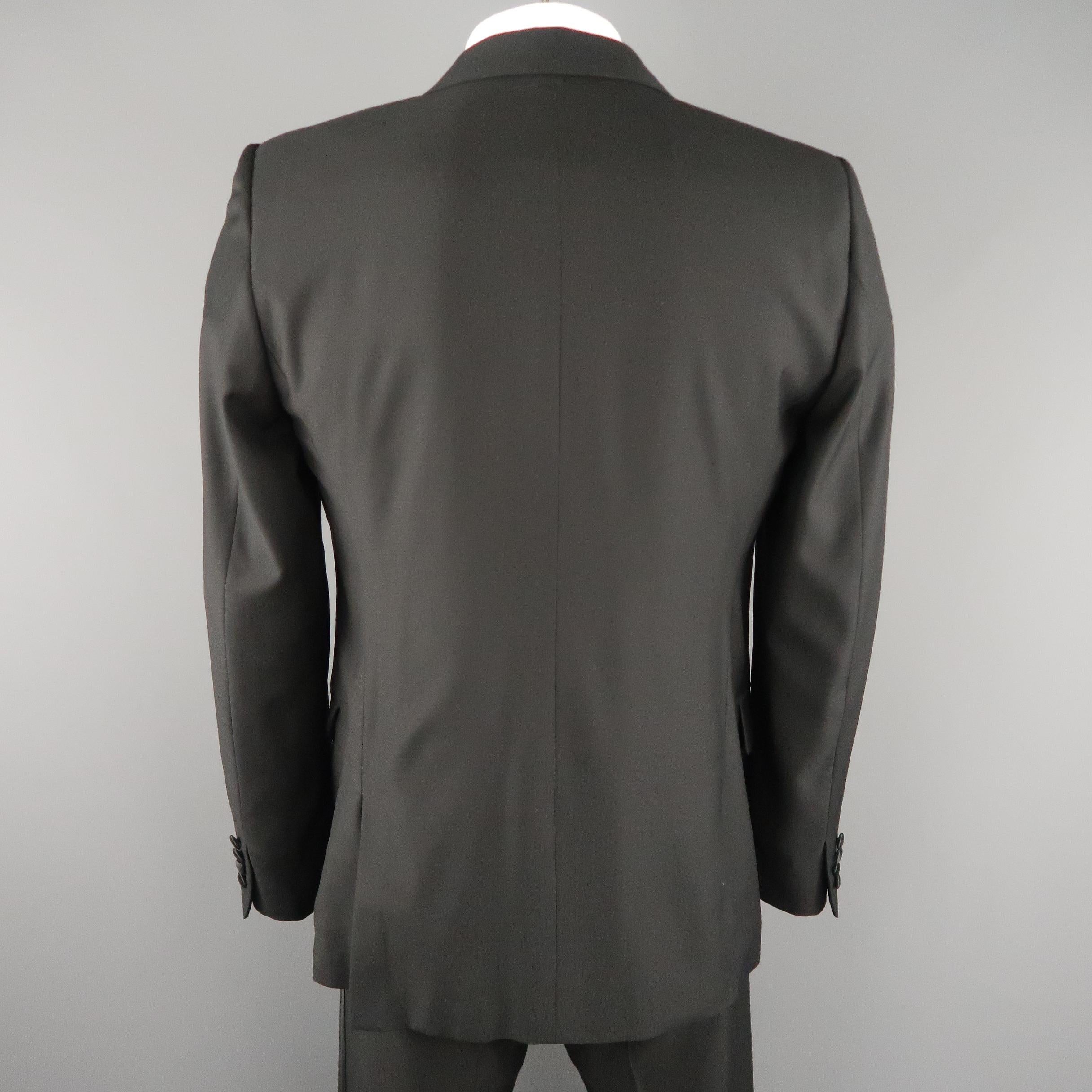 ALEXANDER MCQUEEN 44 Black Peak Satin Lapel Satin Tuxedo Suit In Excellent Condition In San Francisco, CA